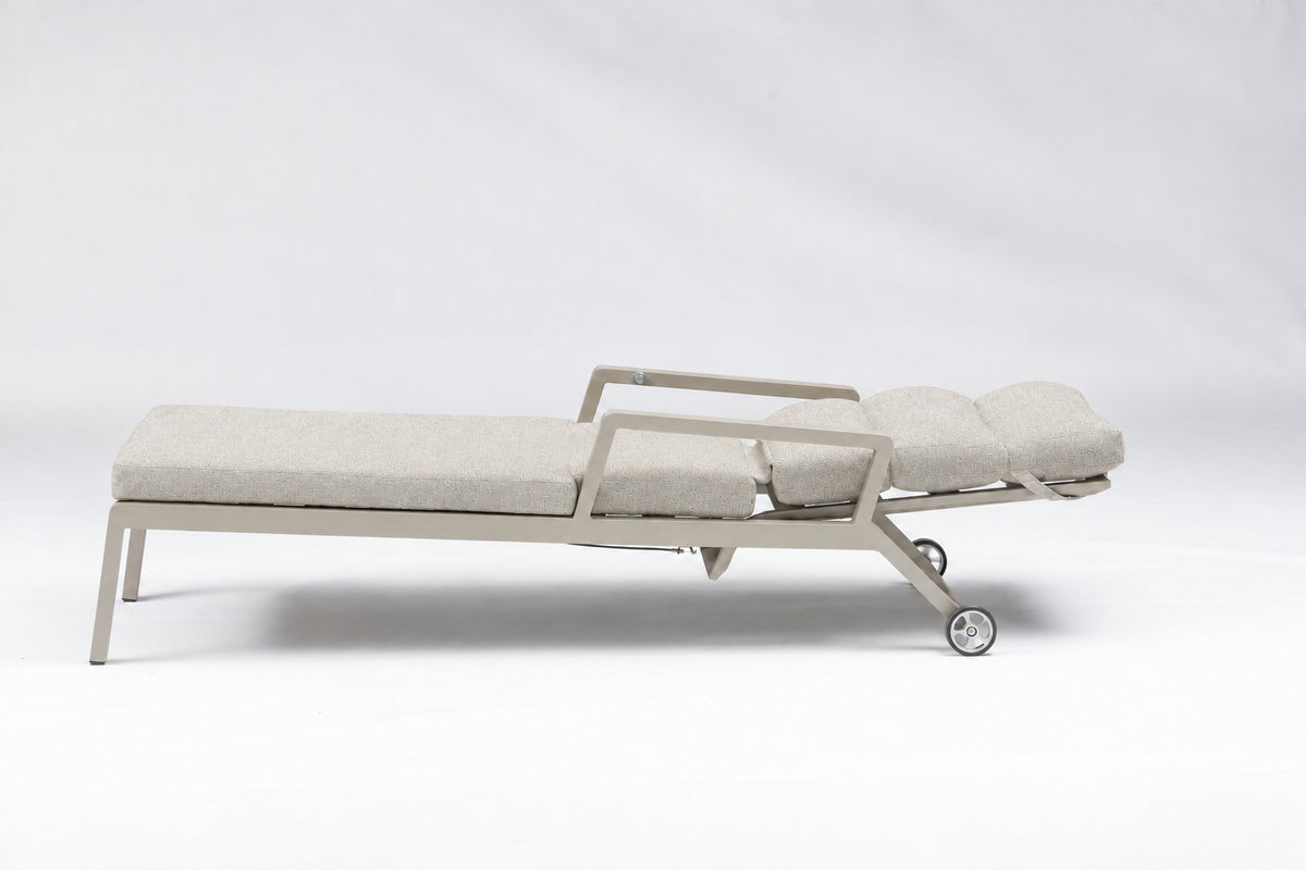 Nicosia Sonnenliege in Ivory – flache Liegeposition mit Rollen