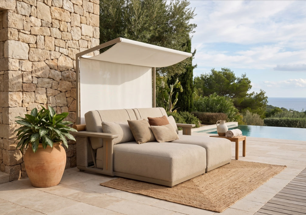 Pablo Daybed mit sandbeigen Polstern auf einer Terrasse