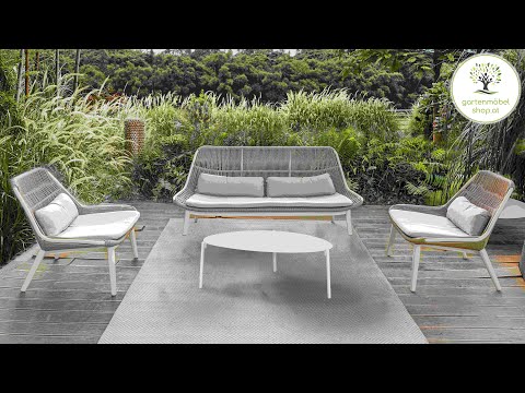 Loungeelemente Celeste mit ivoryfarbenem Aluminiumgestell, sandfarbenen Textilschnüren und hellgrauen Polstern. Ovaler und runder Couchtisch aus Aluminium.