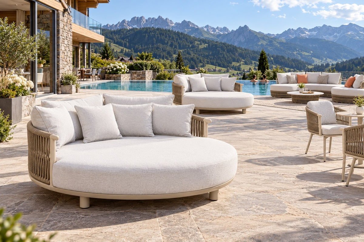 Roxie Daybed auf einer Poolterrasse mit Bergblick – Ambiente