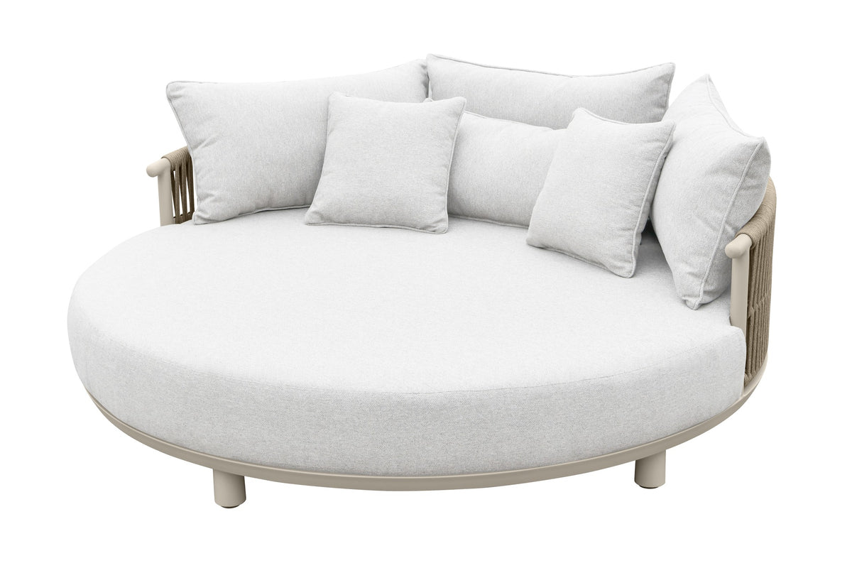 Roxie Daybed in Creme mit drei großen Rückenkissen und drei Zierkissen – Gesamtansicht