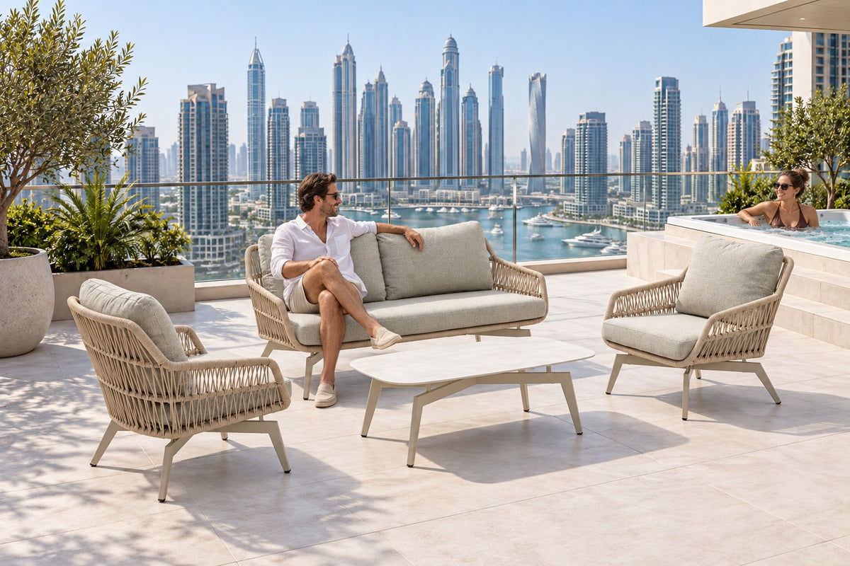 Serena Gartenlounge in Beige-Grau mit einer sitzenden Person auf der Terrasse