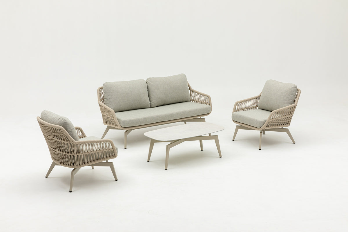 Serena Gartenlounge in Beige-Grau mit Sofa, zwei Fauteuils und Couchtisch – Schrägansicht