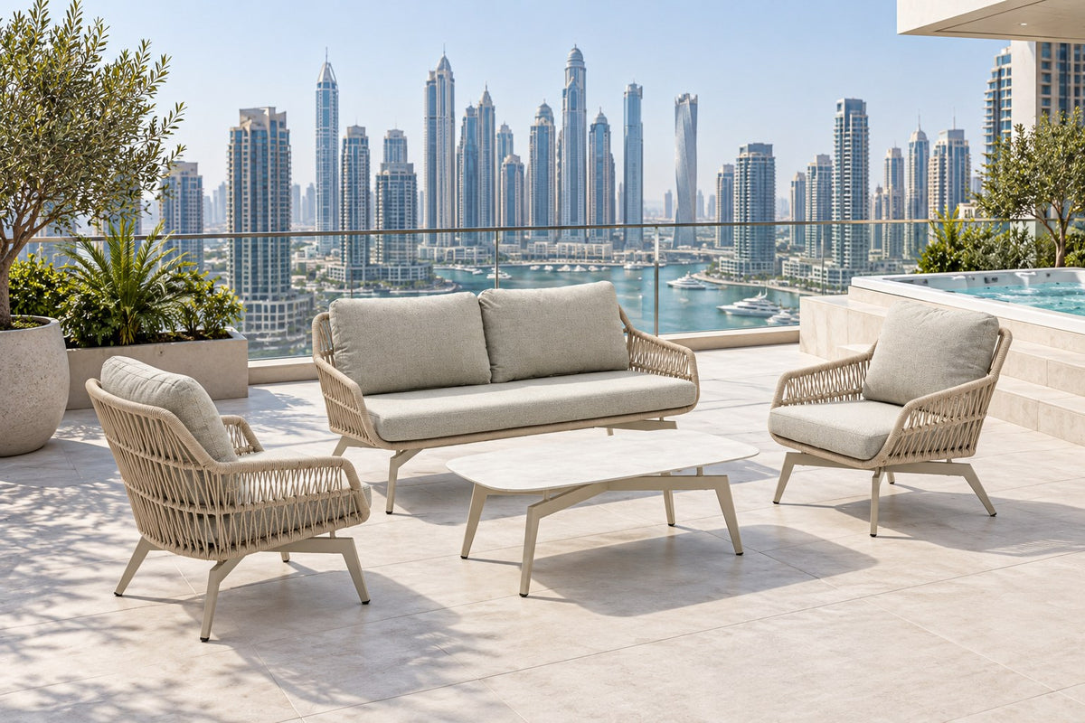 Serena Gartenlounge in Beige-Grau auf einer Terrasse mit Blick auf die Skyline