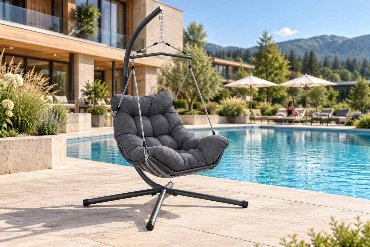 Vera Hängekorb am Pool eines modernen Hotels
