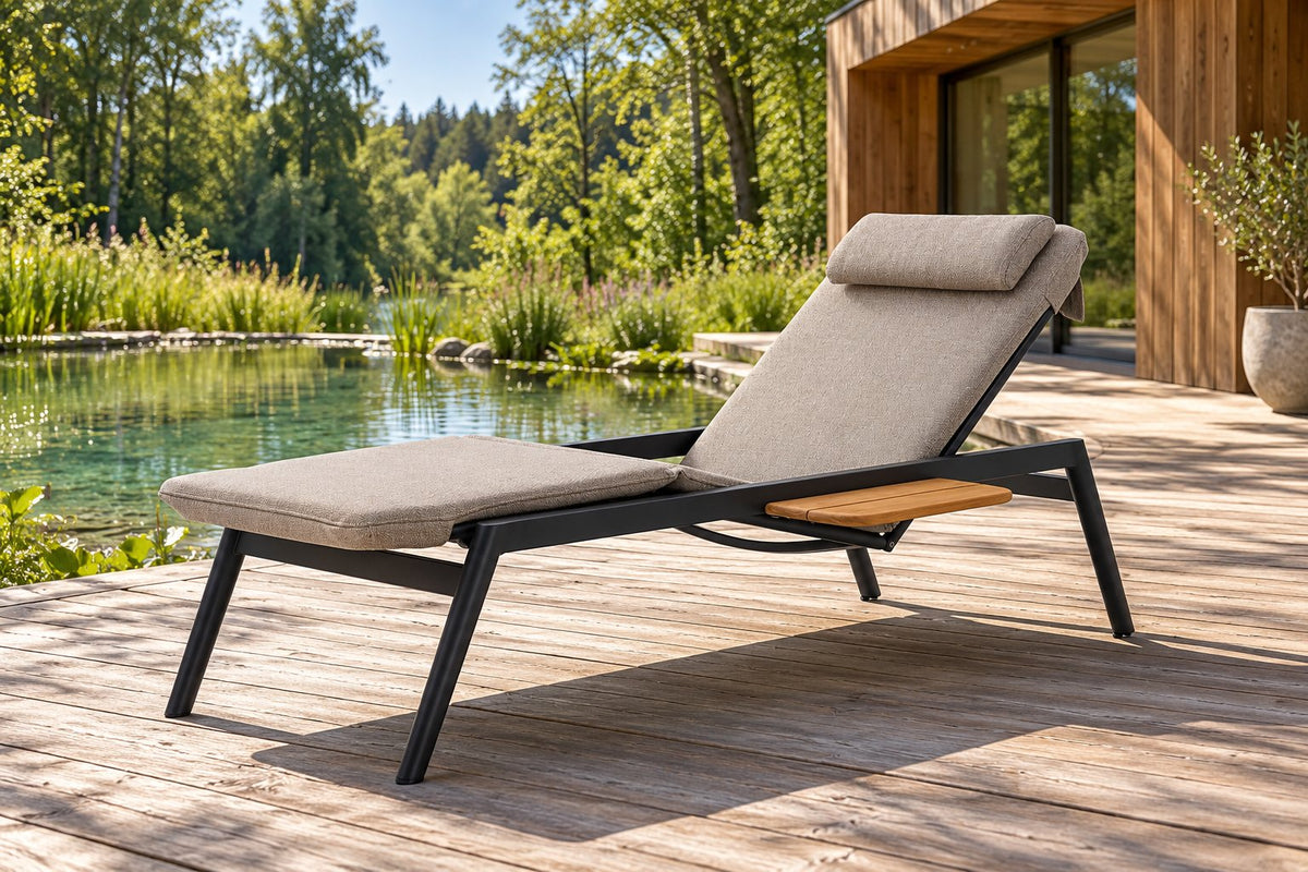 Winston Sonnenliege auf einer Terrasse am Naturpool