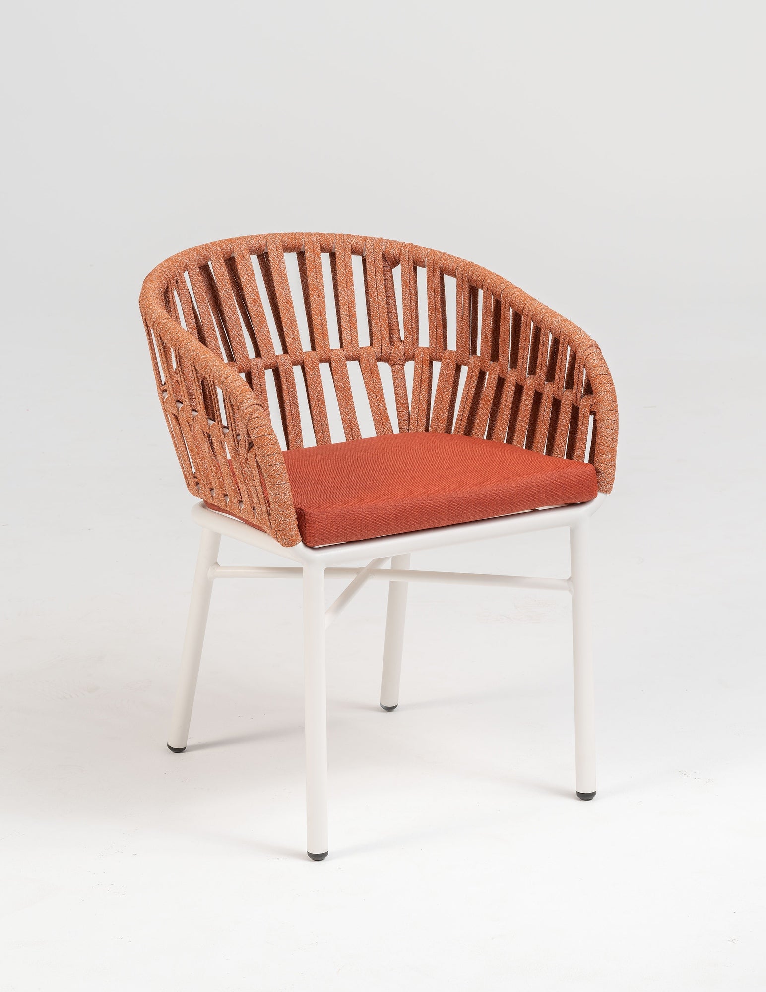 Gartenstuhl Beatrix in Weiß mit Terracotta oder Creme Textilschnüren und komfortablem Sitzkissen, ideal für moderne Außenbereiche.