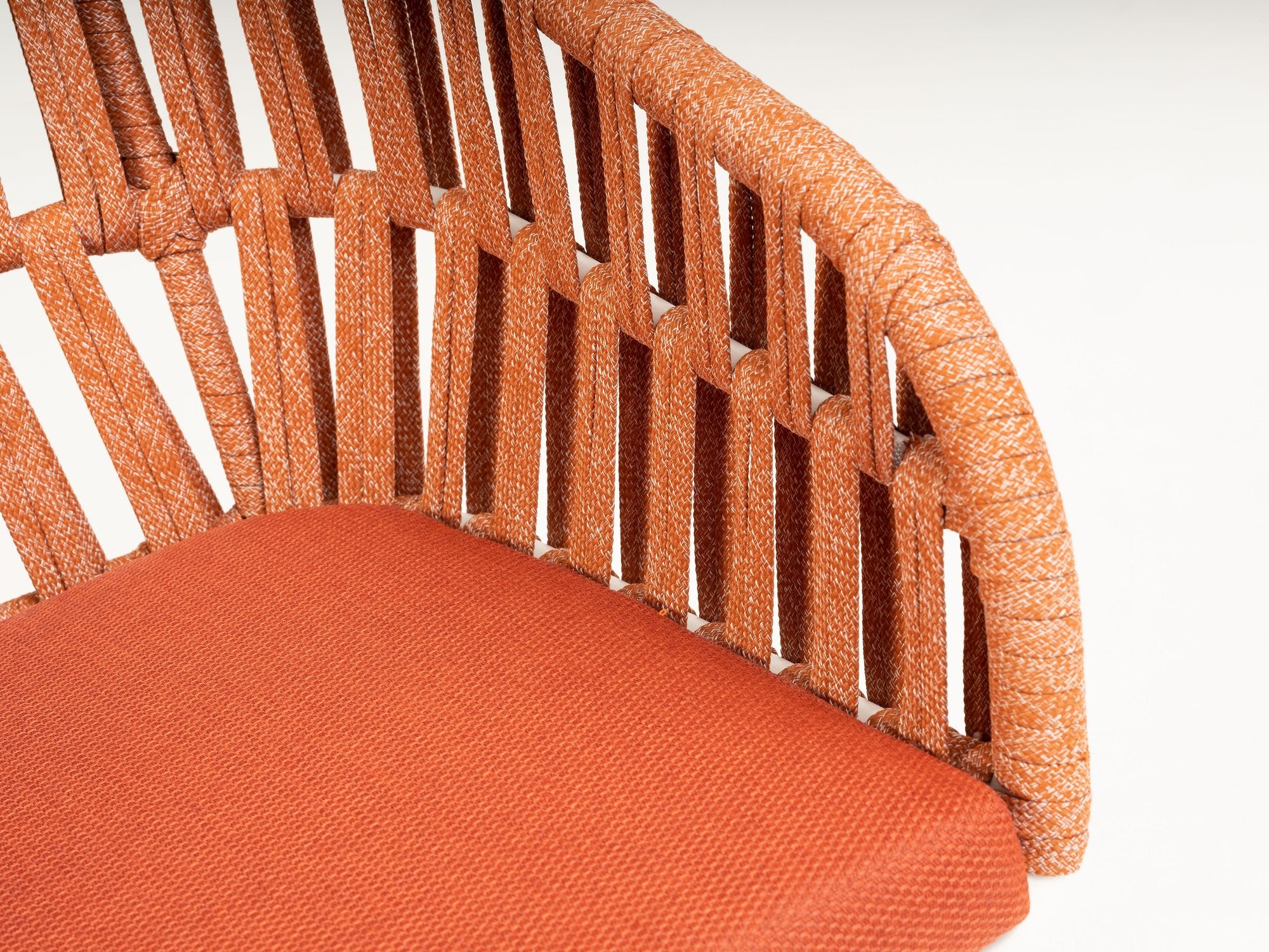 Gartenstuhl Beatrix in Weiß mit Terracotta oder Creme Textilschnüren und komfortablem Sitzkissen, ideal für moderne Außenbereiche.