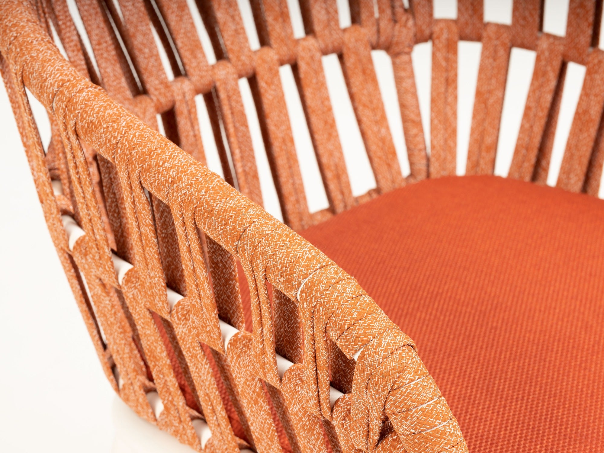 Gartenstuhl Beatrix in Weiß mit Terracotta oder Creme Textilschnüren und komfortablem Sitzkissen, ideal für moderne Außenbereiche.