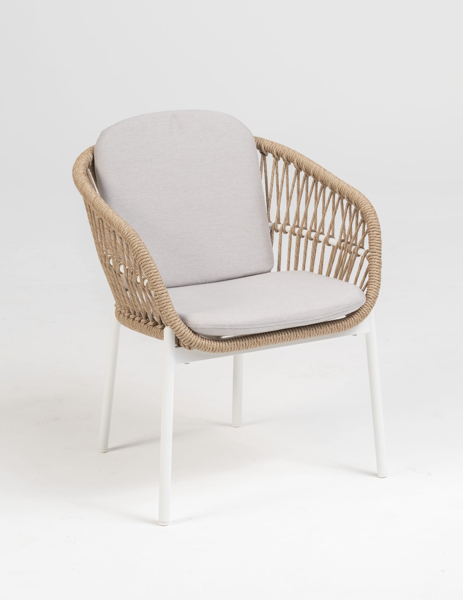 Stapelbarer Benito Gartenstuhl mit naturfarbenen Kunststoffschnüren und weißem Aluminiumgestell, bereit, Stil und Komfort in Ihren Außenbereich zu bringen.