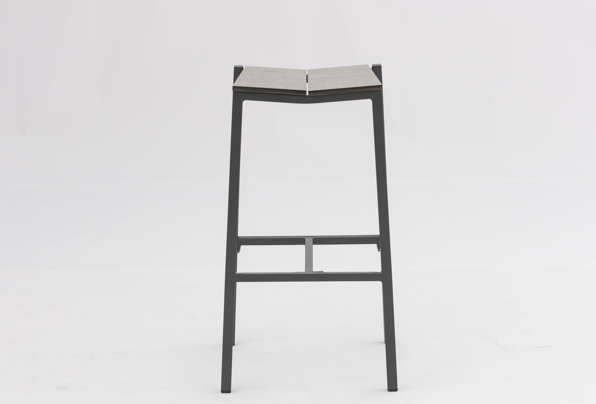 Barhocker Brody mit dunkelgrauem Aluminiumgestell und HPL-Sitzfläche in Betonoptik.