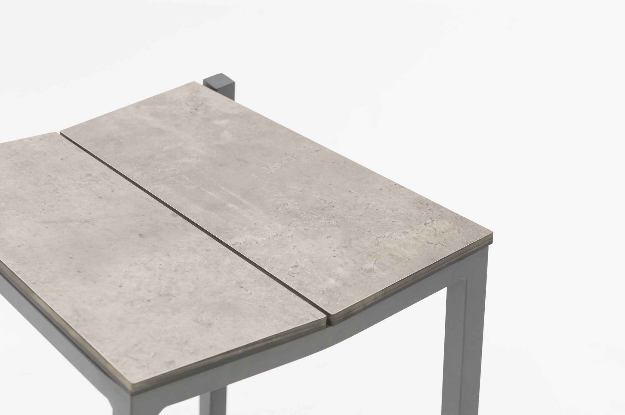 Barhocker Brody mit dunkelgrauem Aluminiumgestell und HPL-Sitzfläche in Betonoptik.