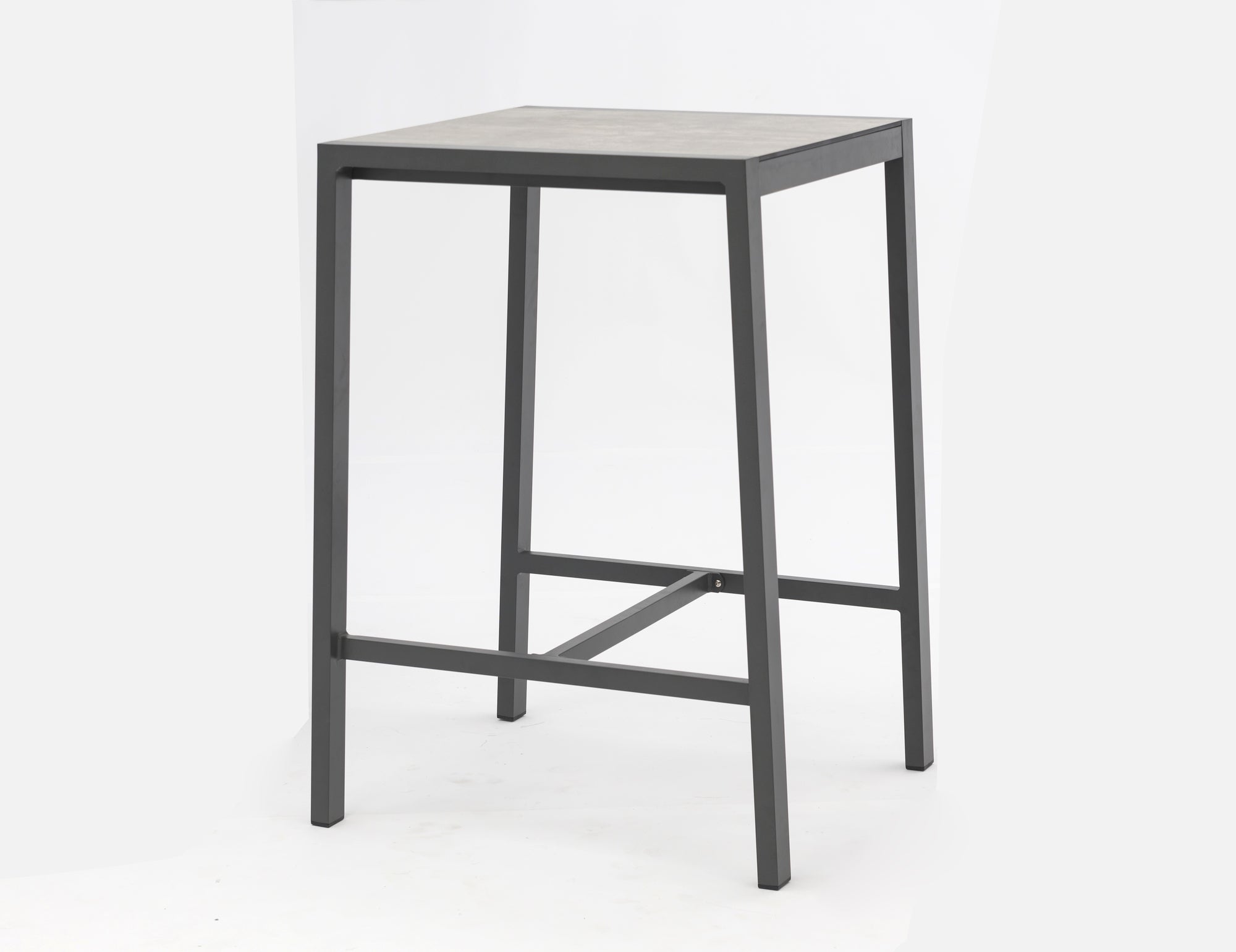 Bartisch Brody mit dunkelgrauem Aluminiumgestell und HPL-Tischplatte in Betonoptik.