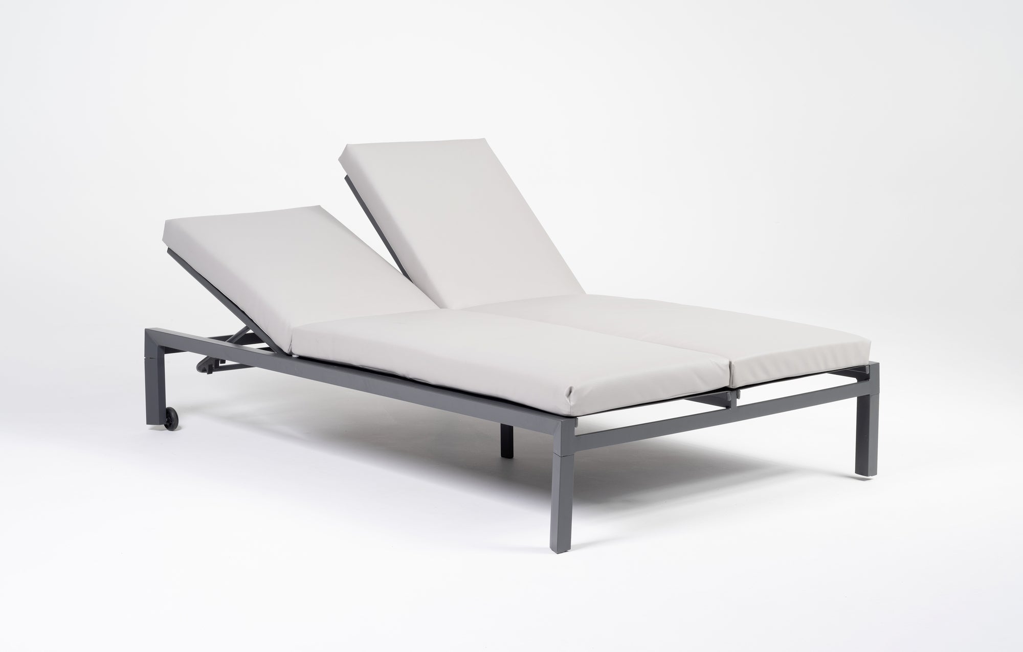 Doppelliege Cedric-Double mit individuell verstellbaren Rückenteilen und witterungsbeständiger Ausstattung, ideal für Paare, erhältlich bei Gartenmöbelshop.at.