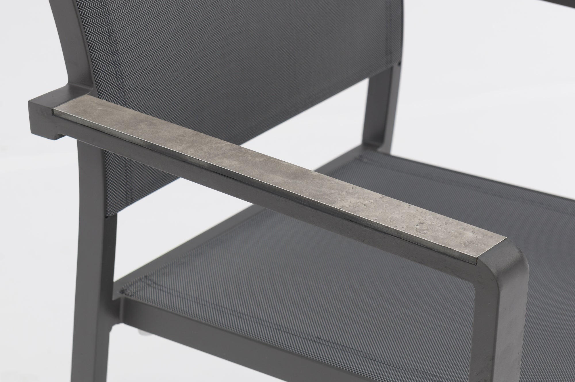 Levon Gartenstuhl in Dunkelgrau mit Textilenbespannung in Schwarz-Grau und HPL-Armstützen in grauem Steindekor, stapelbar