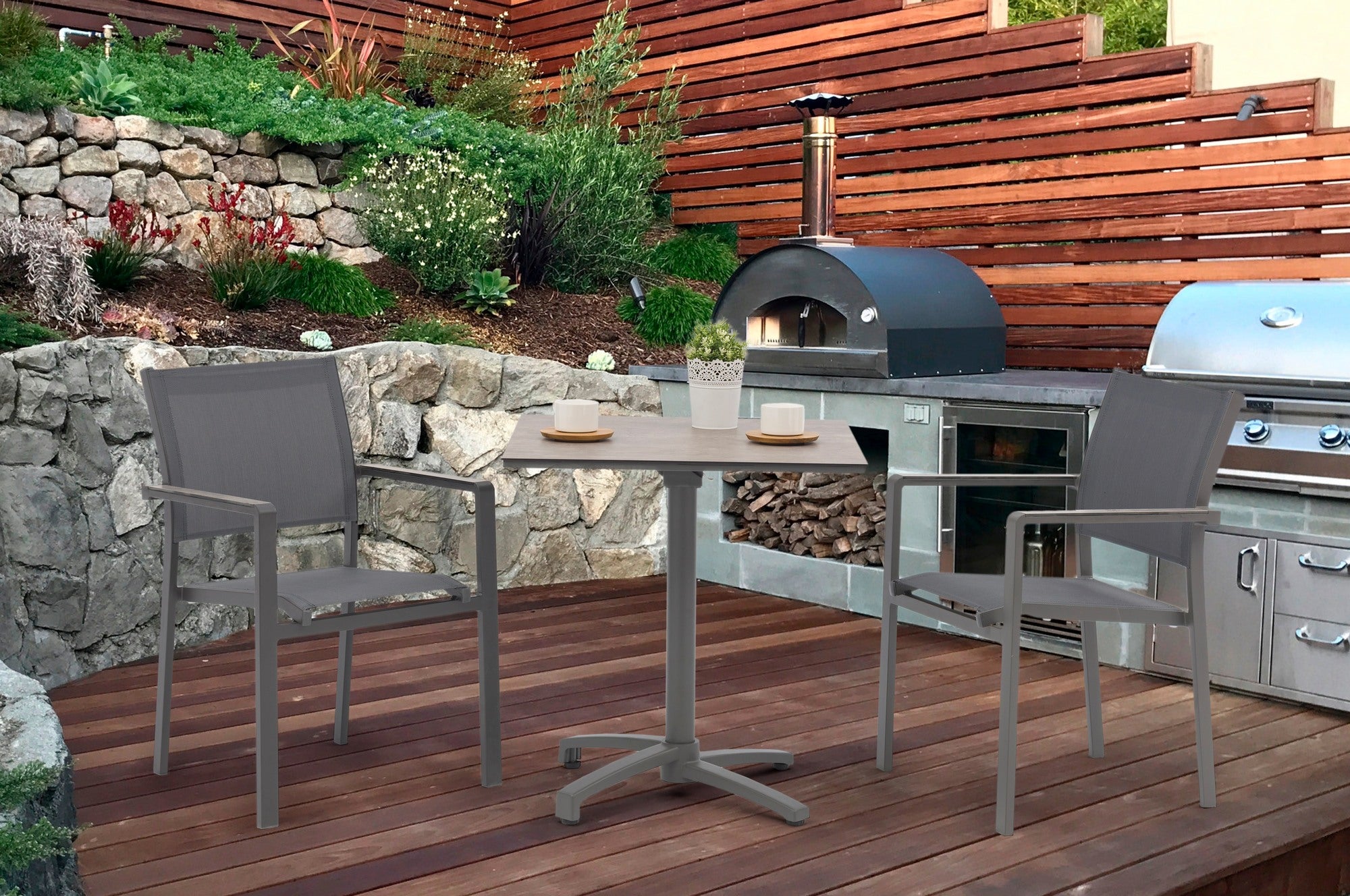 Levon Gartenstuhl in Dunkelgrau mit Textilenbespannung in Schwarz-Grau und HPL-Armstützen in grauem Steindekor, stapelbar