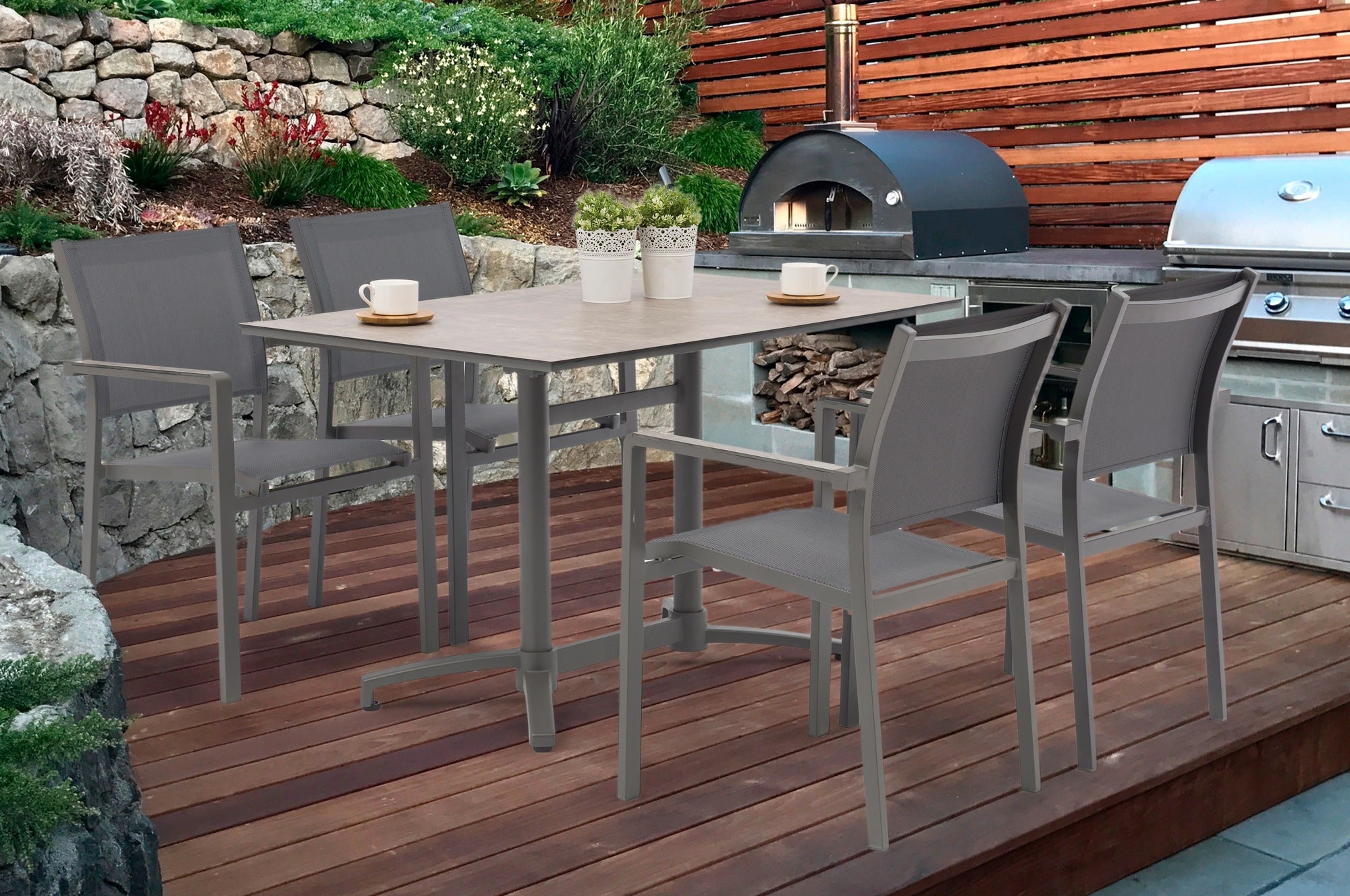 Levon Gartenstuhl in Dunkelgrau mit Textilenbespannung in Schwarz-Grau und HPL-Armstützen in grauem Steindekor, stapelbar