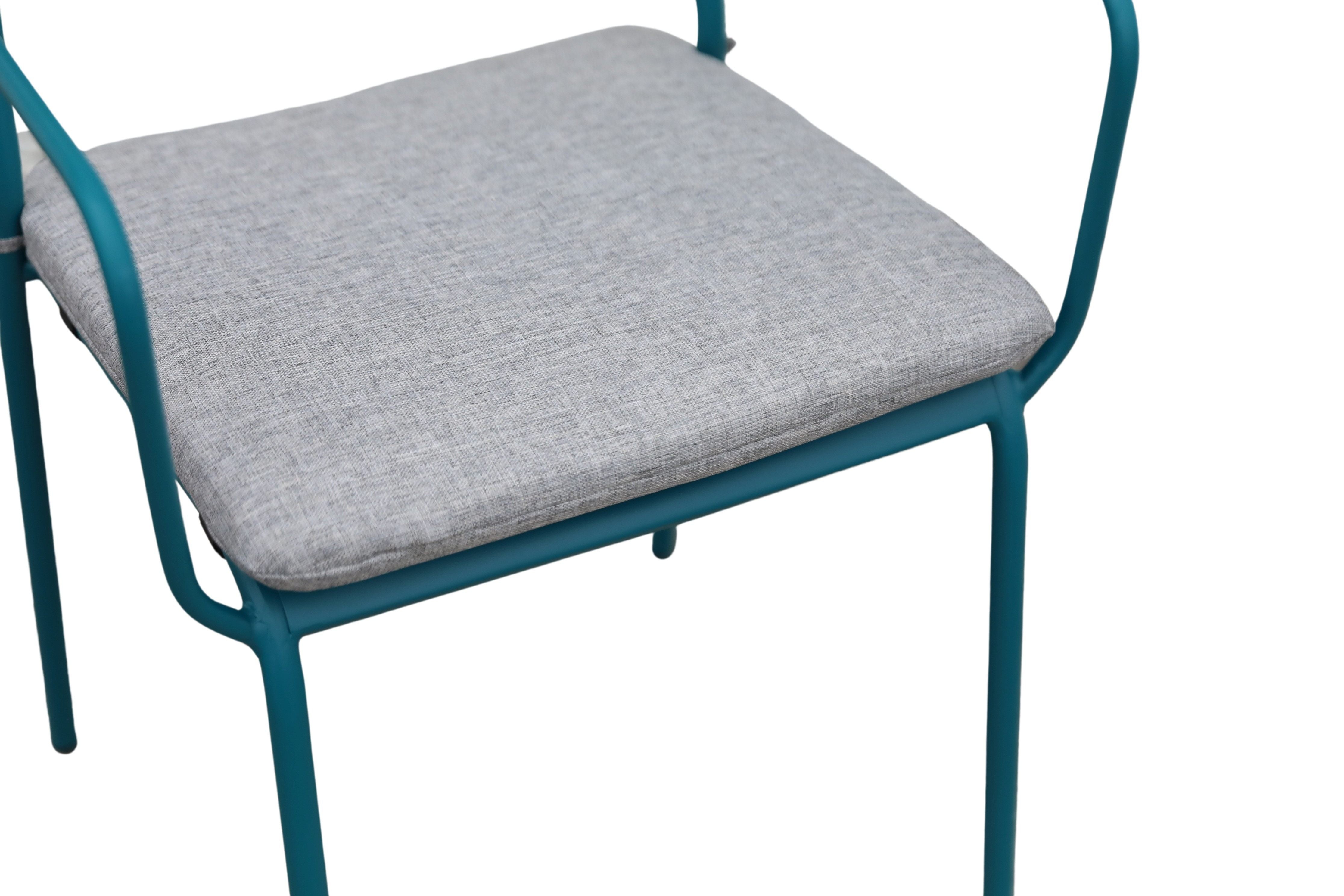 Moderne 'Palermo' Stahlrohrstühle in Currygelb, Korallenrot und Wasserblau mit hellgrauen Kissen, erhältlich bei Gartenmöbelshop.at – ideal für trendbewusste Outdoor-Gestaltung.