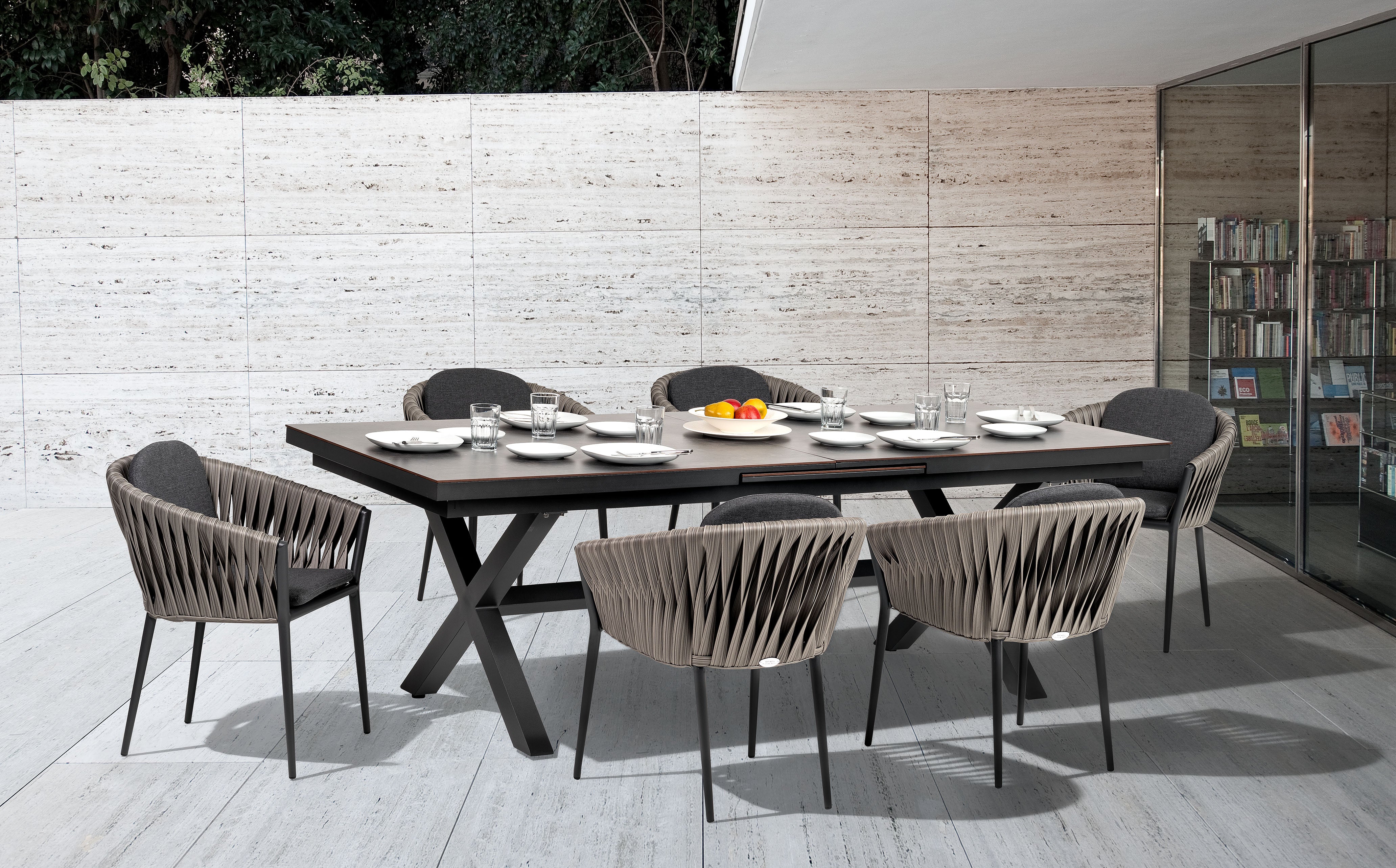 Sienna Gartenstuhl mit Aluminiumgestell und breiten Kunststoffbändern in Grau-Meliert, Sitz- und Rückenkissen Dunkelgrau, stapelbar