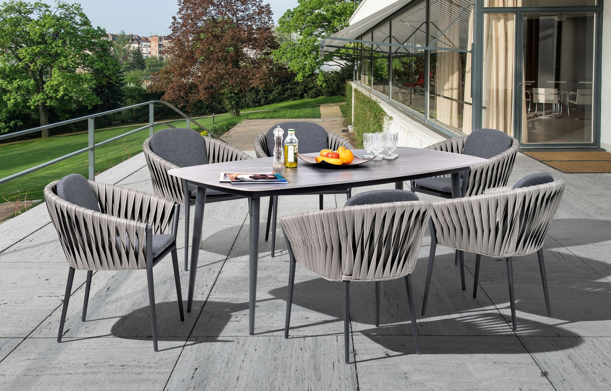 Sienna Gartenstuhl mit Aluminiumgestell und breiten Kunststoffbändern in Grau-Meliert, Sitz- und Rückenkissen Dunkelgrau, stapelbar