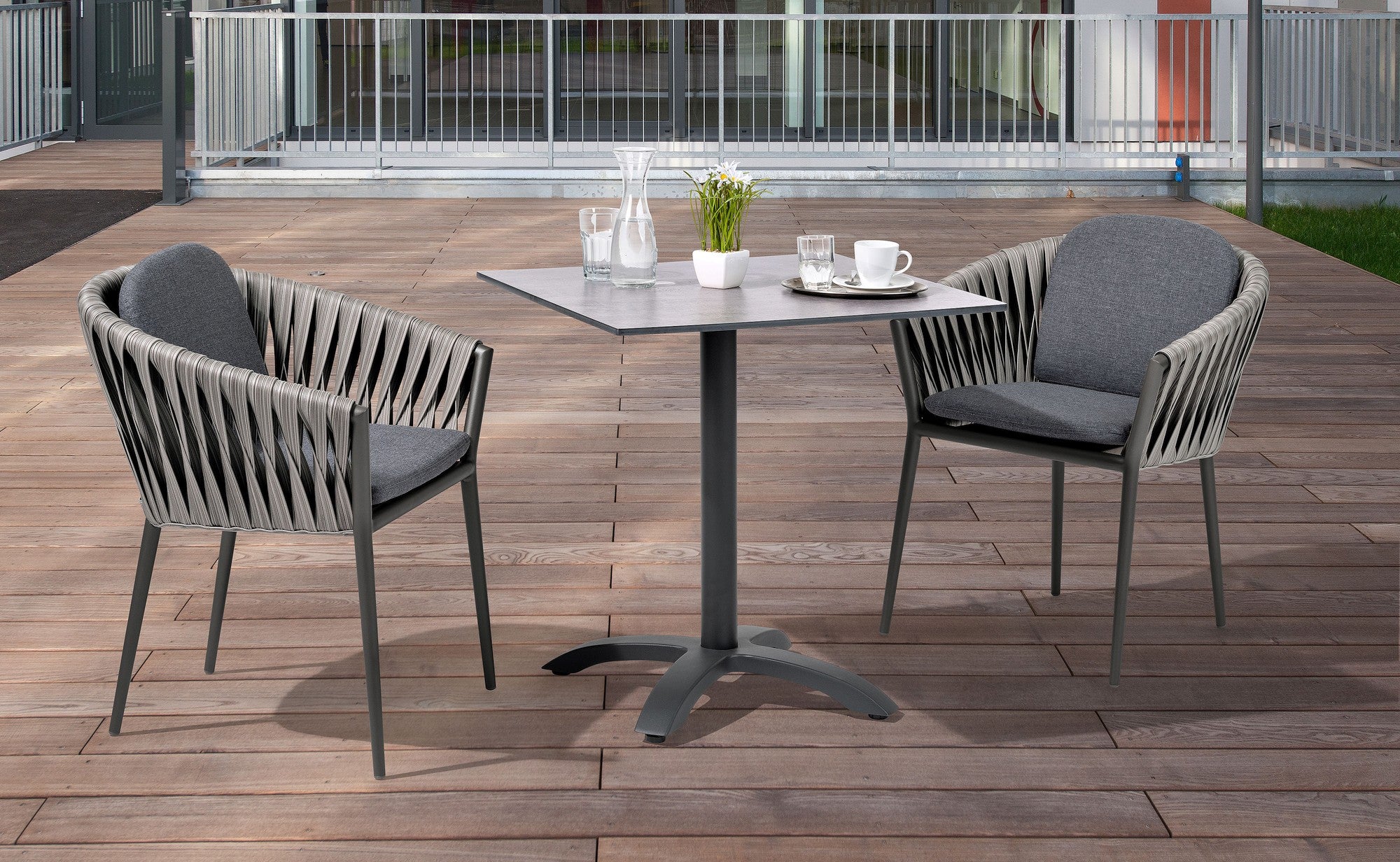 Sienna Gartenstuhl mit Aluminiumgestell und breiten Kunststoffbändern in Grau-Meliert, Sitz- und Rückenkissen Dunkelgrau, stapelbar