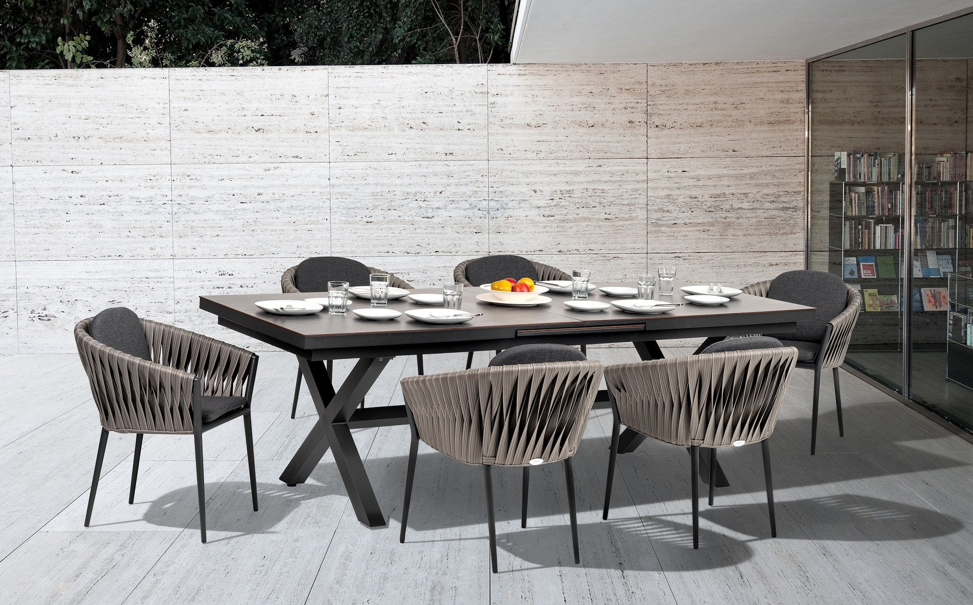 Sienna Gartenstuhl mit Aluminiumgestell und breiten Kunststoffbändern in Grau-Meliert, Sitz- und Rückenkissen Dunkelgrau, stapelbar