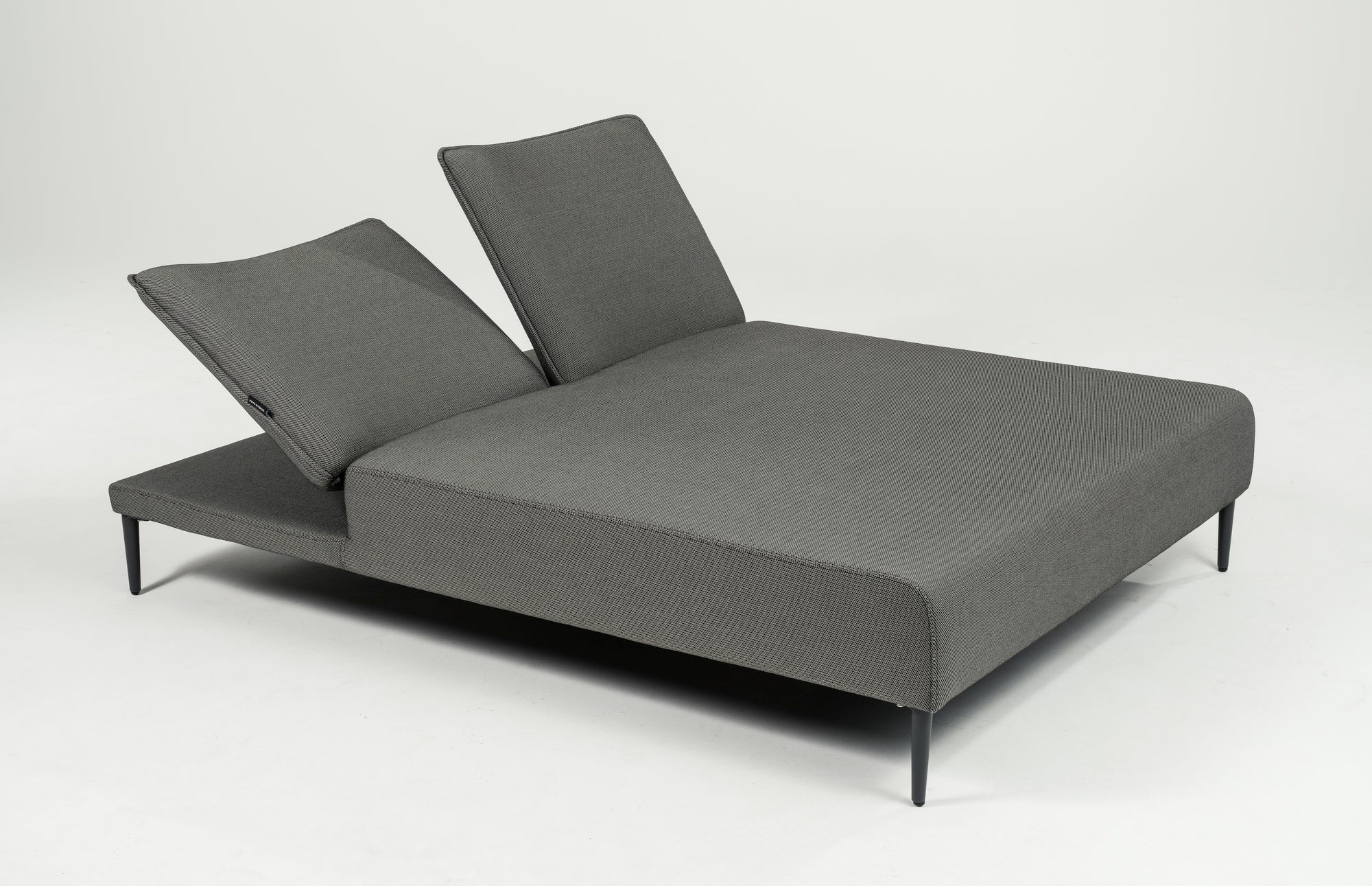 aDoppelte Sonnenliege Stephan-Double in Creme oder Anthrazit mit Axroma-Stoffbezug, wasserundurchlässigem Überzug, individuell verstellbaren Rückenteilen und Aluminiumbeinen - Gartenmöbelshop.at