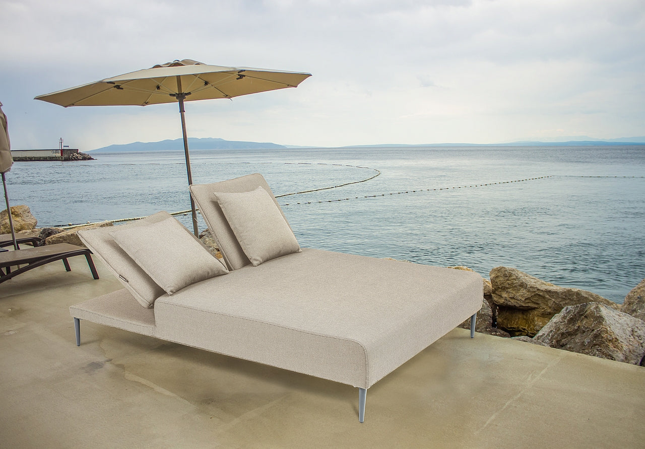Doppelte Sonnenliege Stephan-Double in Creme oder Anthrazit mit Axroma-Stoffbezug, wasserundurchlässigem Überzug, individuell verstellbaren Rückenteilen und Aluminiumbeinen - Gartenmöbelshop.at