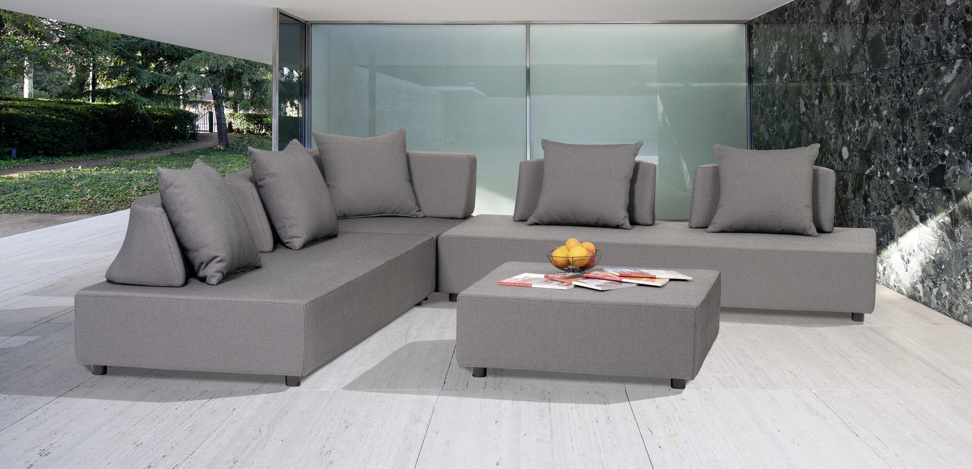 Die Stephan Loungegruppe: Individuell positionierbare Rückenlehnen, wasserabweisende Bezüge und multifunktionaler Hocker mit Metall-Tablett. Perfekt für Garten & Terrasse!