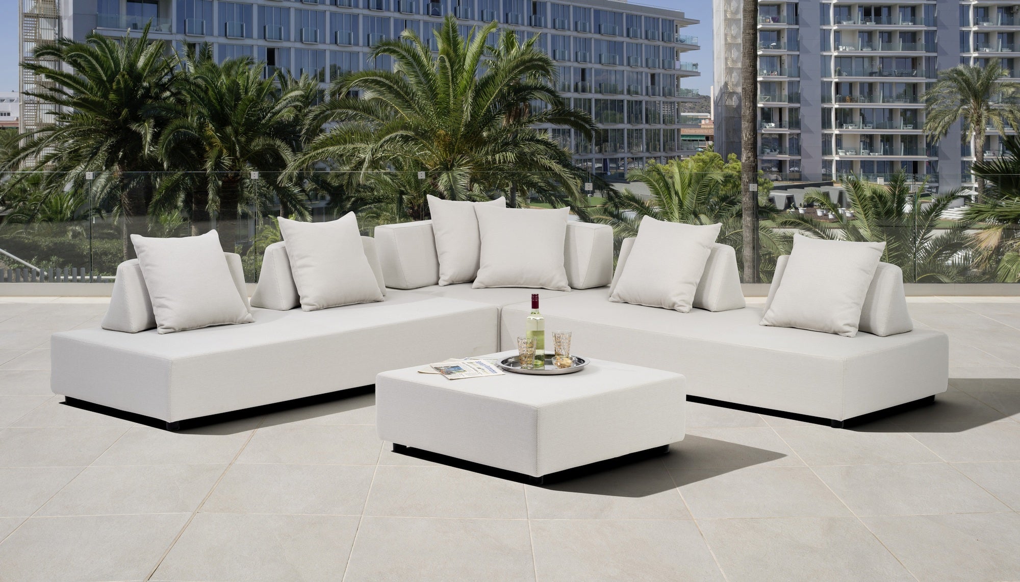 Die Stephan Loungegruppe: Individuell positionierbare Rückenlehnen, wasserabweisende Bezüge und multifunktionaler Hocker mit Metall-Tablett. Perfekt für Garten & Terrasse!