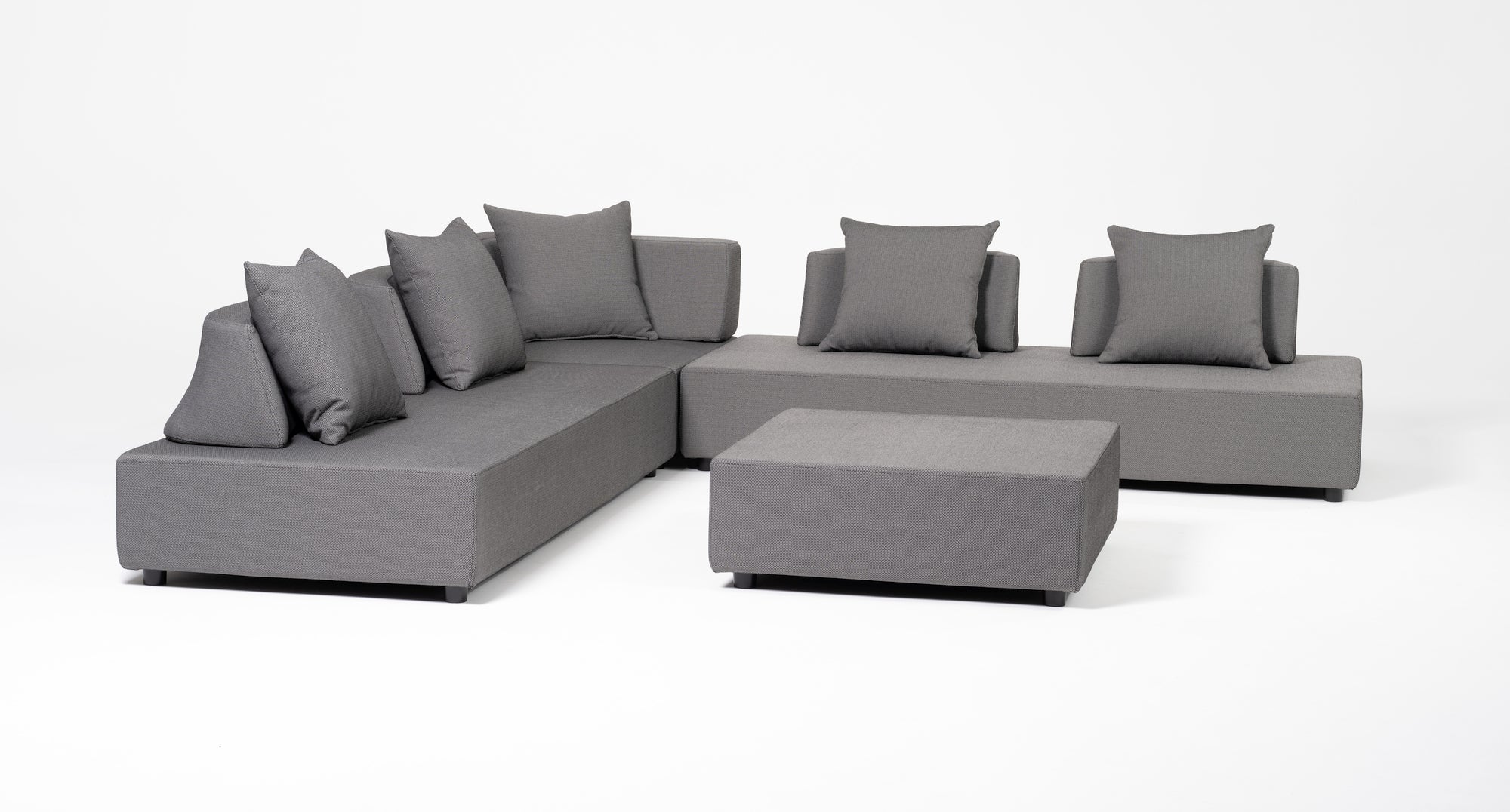 Die Stephan Loungegruppe: Individuell positionierbare Rückenlehnen, wasserabweisende Bezüge und multifunktionaler Hocker mit Metall-Tablett. Perfekt für Garten & Terrasse!