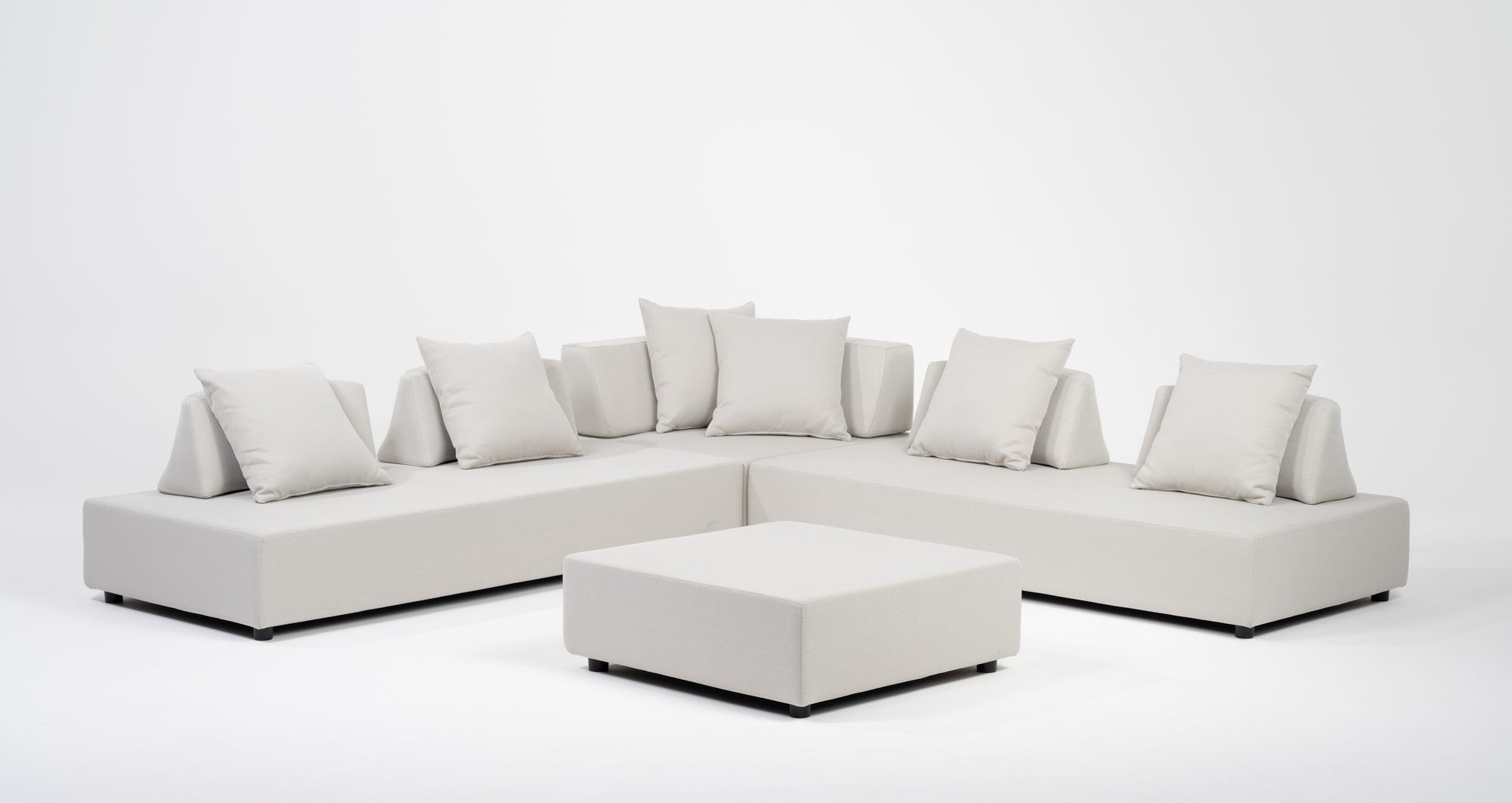 Die Stephan Loungegruppe: Individuell positionierbare Rückenlehnen, wasserabweisende Bezüge und multifunktionaler Hocker mit Metall-Tablett. Perfekt für Garten & Terrasse!