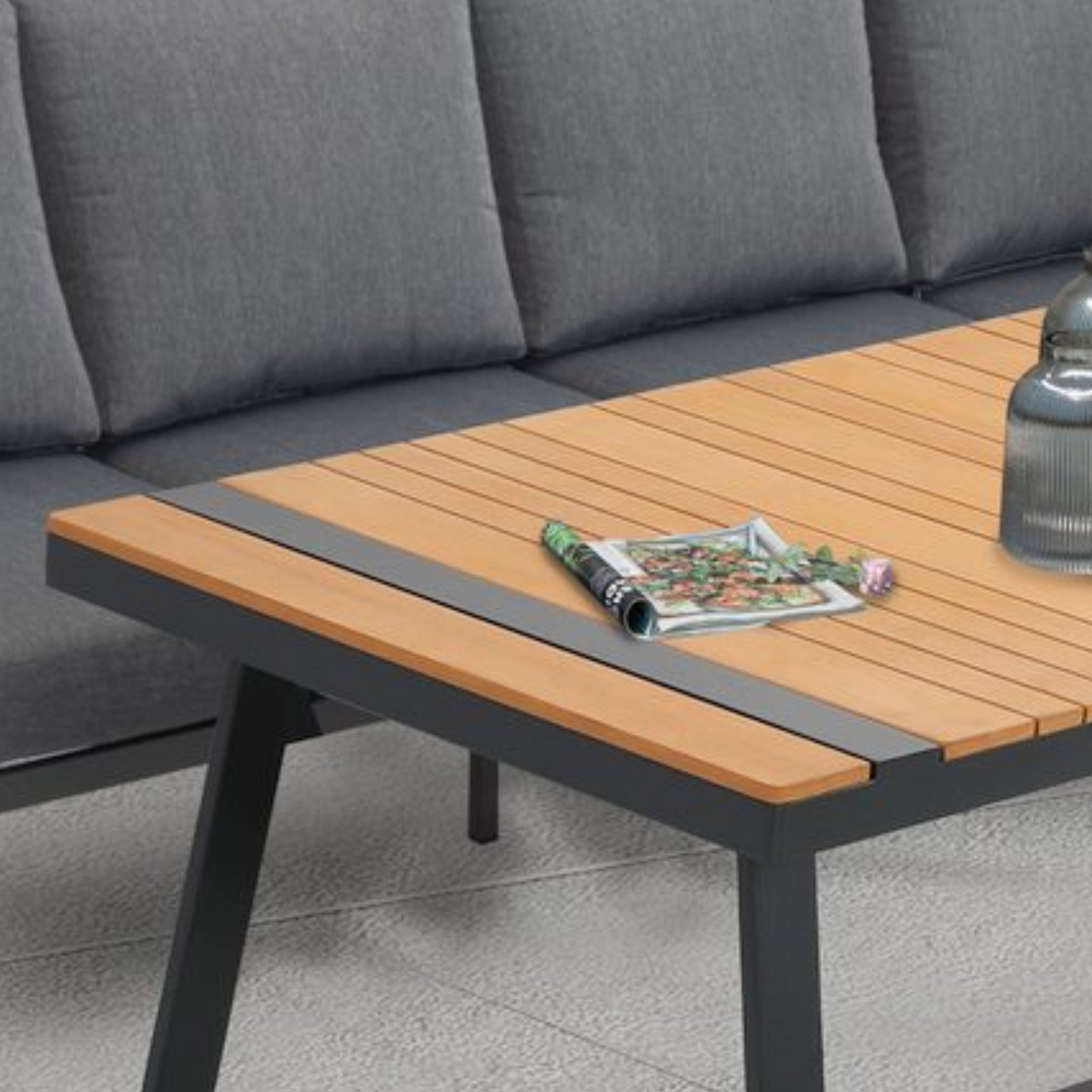Nachhaltige Thermoholz Tischplatte mit einzigartiger dunkler Färbung und gleichmäßiger Maserung, ideal für langlebige Gartenmöbel.