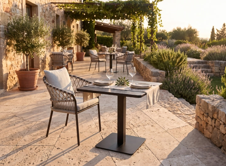 Amelie Gartenstuhl mit Outdoor-Kissen am Gartentisch