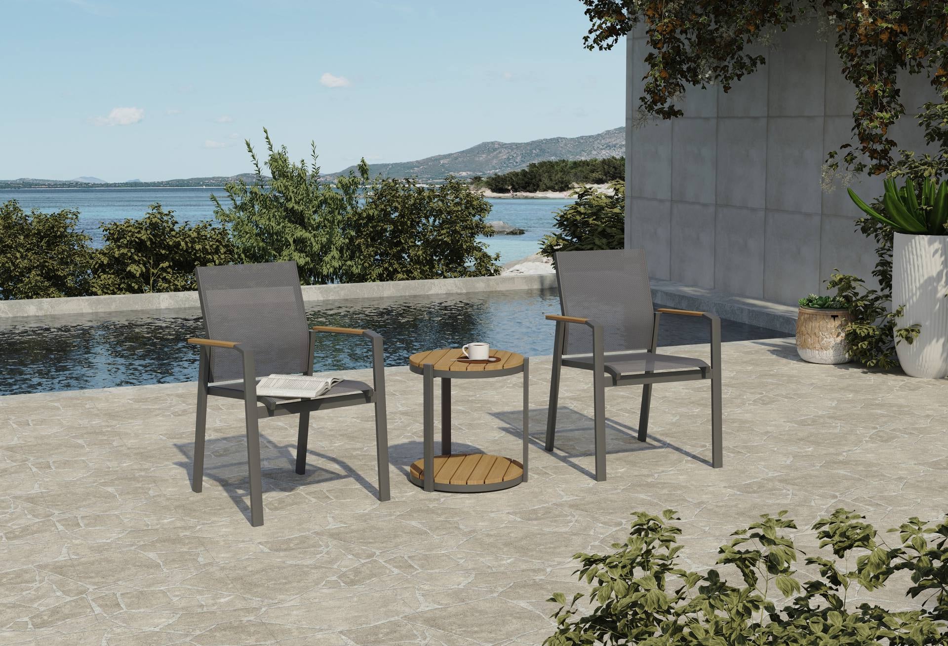 Balkon-Set Amy mit 2 stapelbaren Armstühlen aus Aluminium anthrazit, dunkelgrauer Textilen-Bespannung und Beistelltisch mit Polywood Tischplatte in Teakoptik