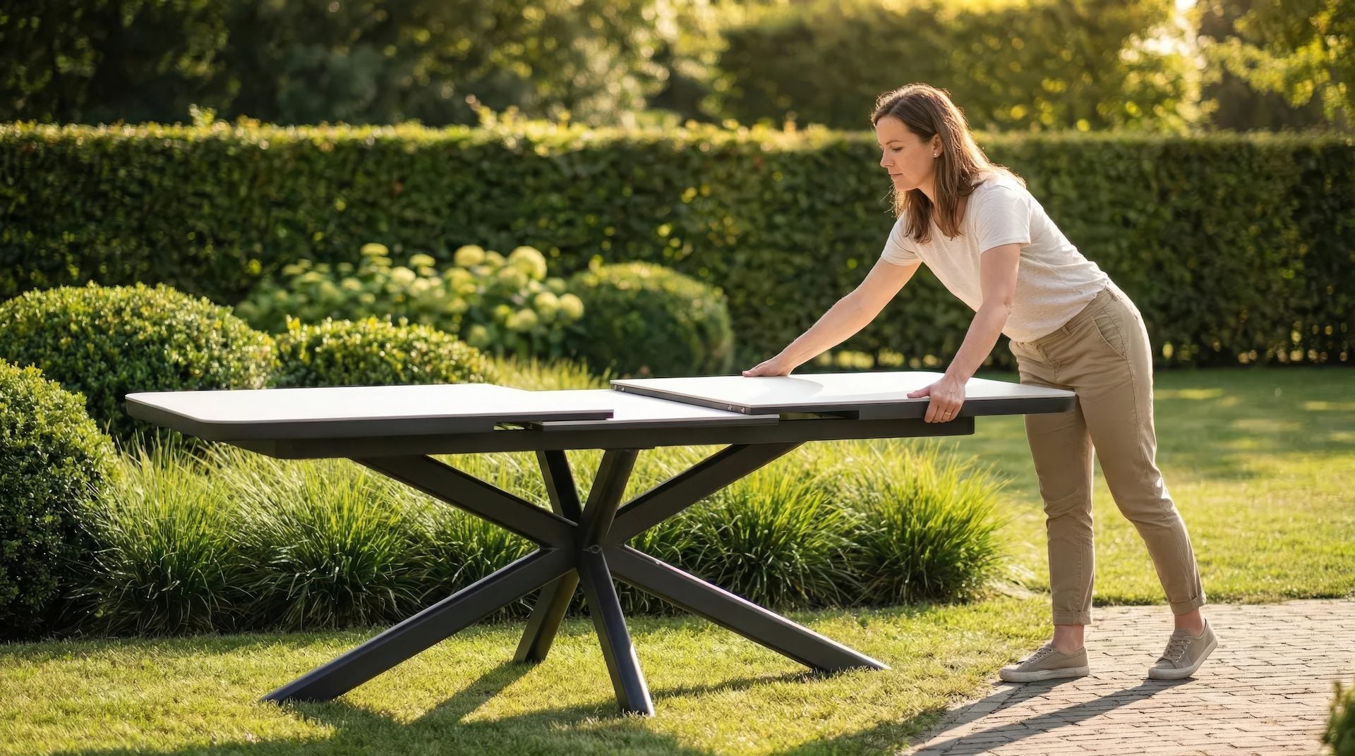 Baxter-Flex Gartentisch mit Aluminiumgestell in Anthrazit und Sinterstone-Tischplatte in Beige, verlängerbar mittels Synchronauszug.