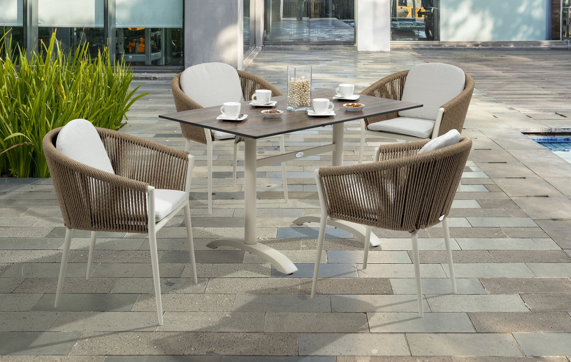 Gartenstuhl Cassidy mit Aluminiumgestell in Ivory, Kunststoffschnüre in Natur-Melierung und hellgrauen Kissen.