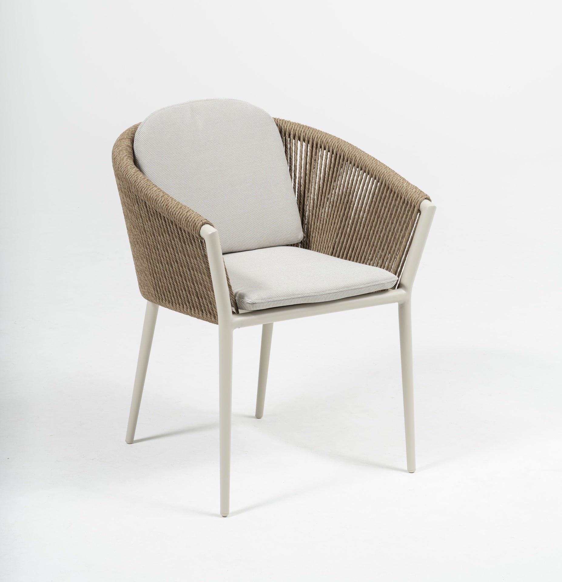 Eleganter 'Cassidy' Gartenstuhl mit weißem Metallgestell und natürlicher gedrehter Kunststoffschnur, ergänzt durch ein bequemes Sitz- und Rückenkissen, verfügbar bei Gartenmoebelshop.at - Ansicht mit grauem Hintergrund