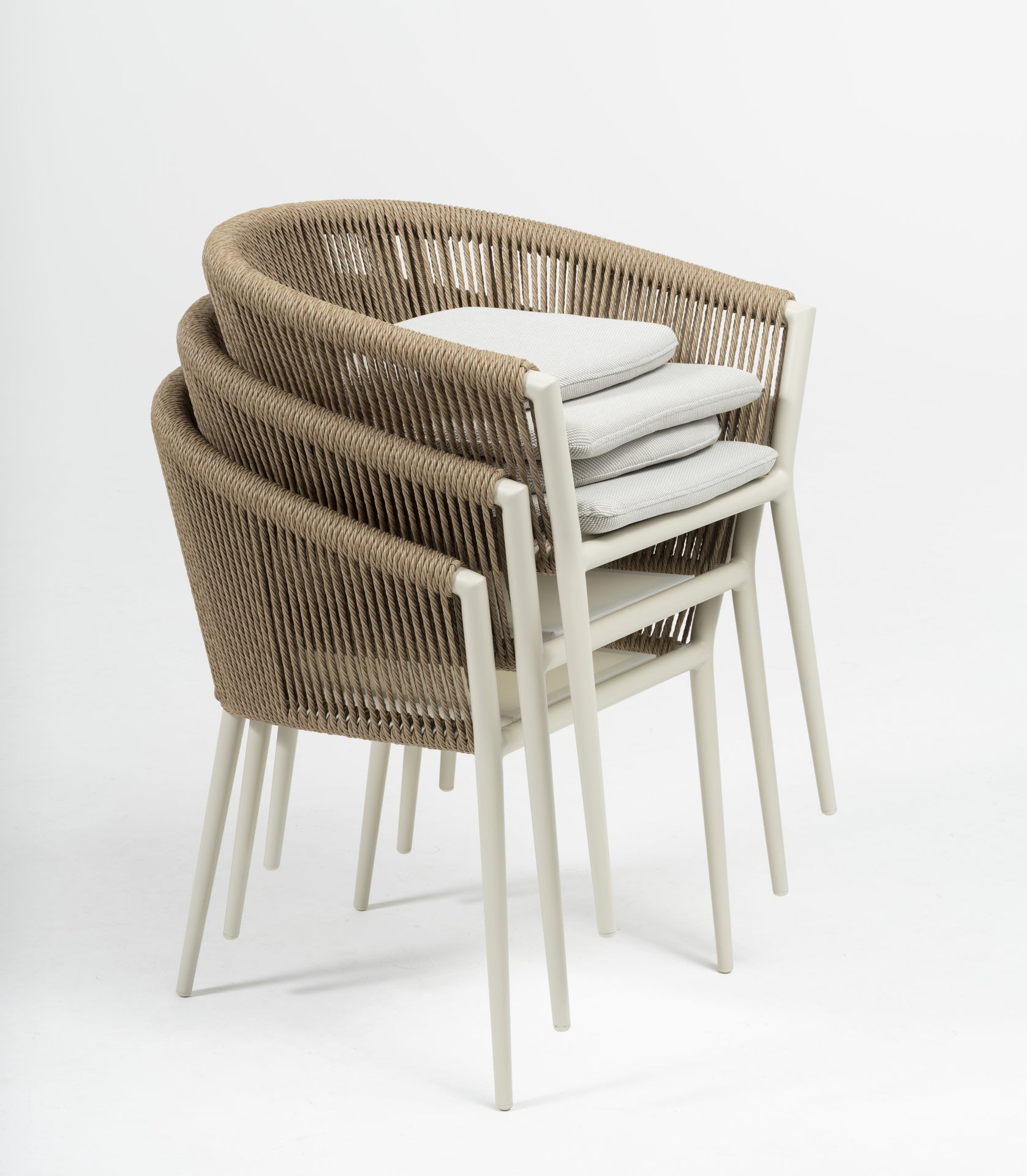 Gartenstuhl Cassidy mit Aluminiumgestell in Ivory, Kunststoffschnüre in Natur-Melierung und hellgrauen Kissen.