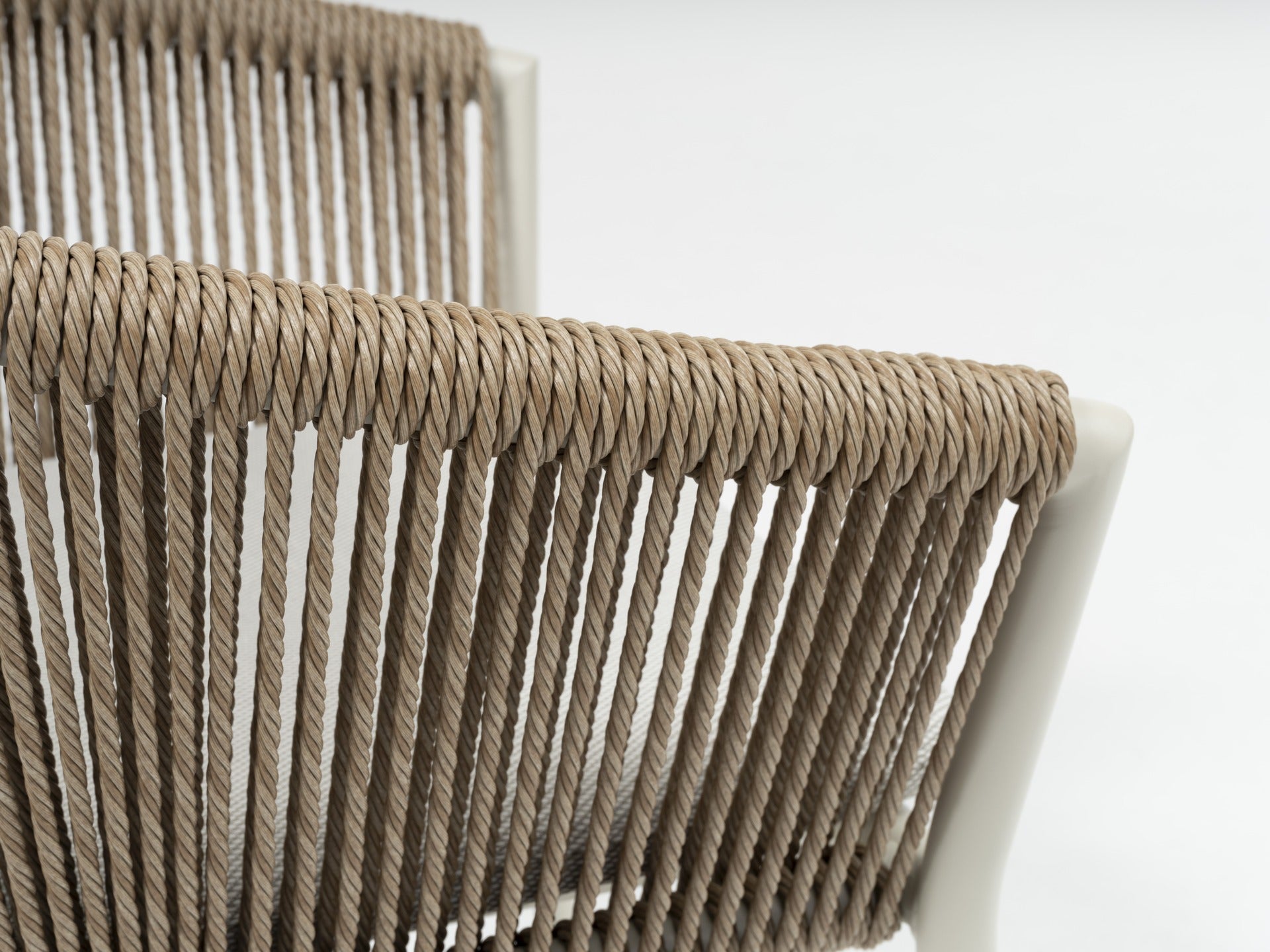 Gartenstuhl Cassidy mit Aluminiumgestell in Ivory, Kunststoffschnüre in Natur-Melierung und hellgrauen Kissen.