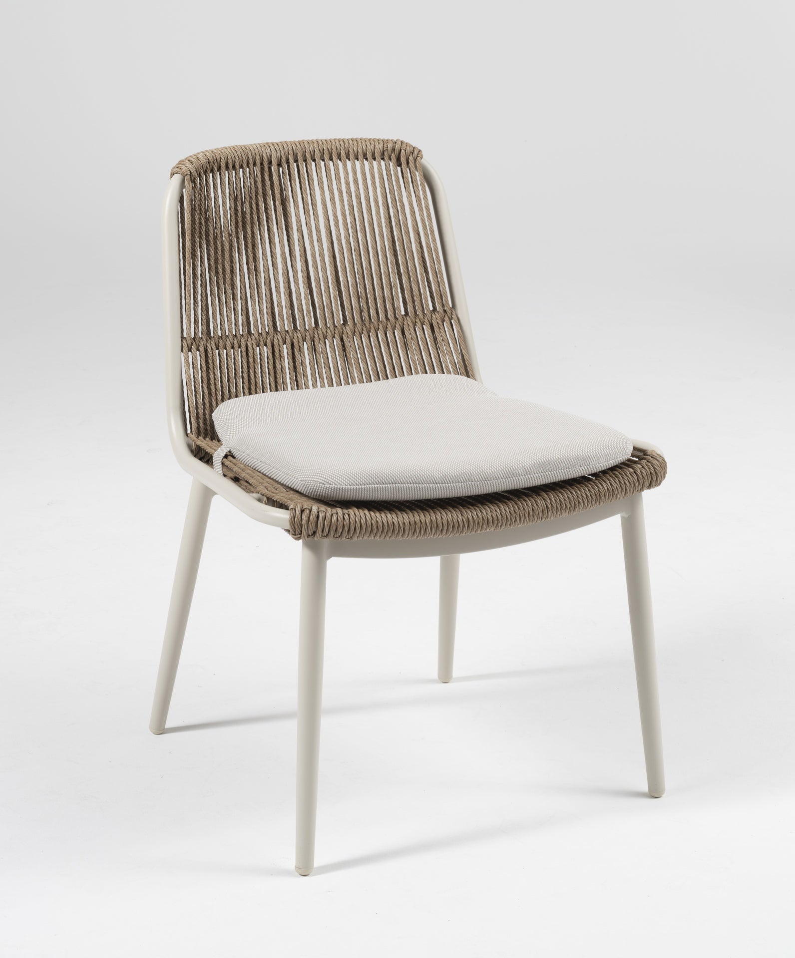 Minimalistischer 'Celeste' Gartenstuhl mit weißem Metallgestell und natürlichem, gedrehtem Kunststoffschnurgeflecht, ausgestattet mit einem bequemen Sitzkissen, erhältlich bei Gartenmoebelshop.at - Anischt mit grauem Hintergrund