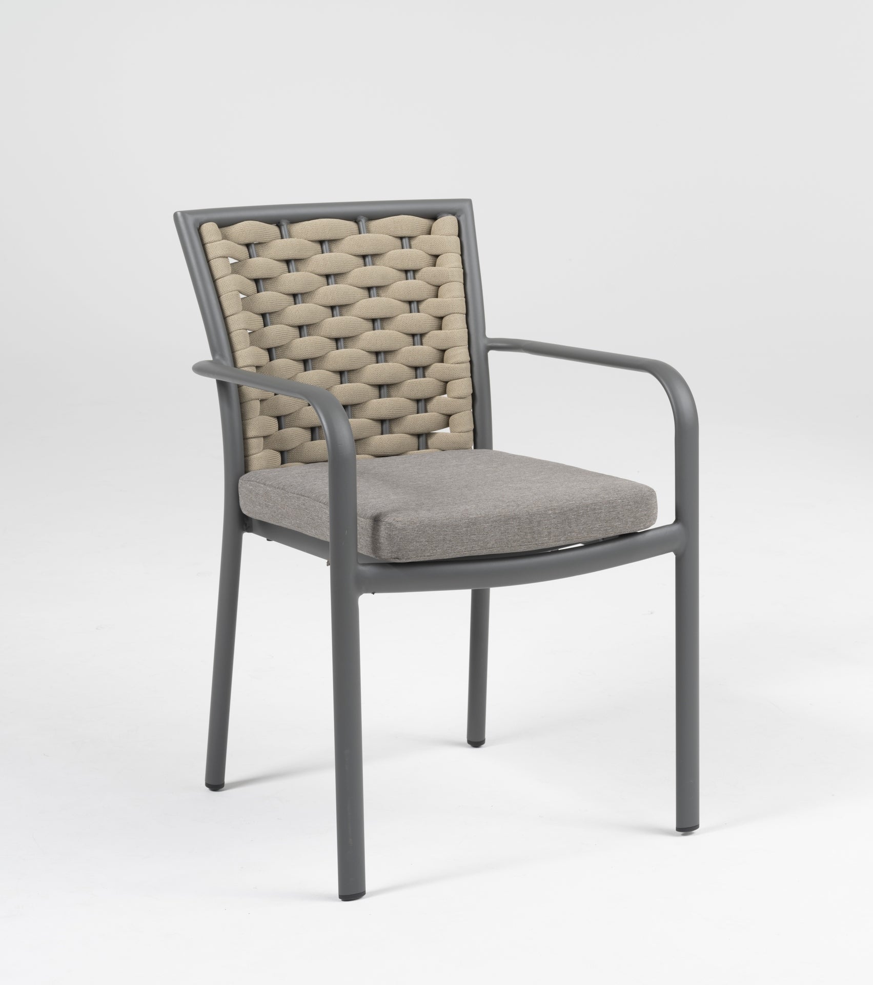 Eleganter 'Clara' Armstuhl mit grauem Metallgestell und taupefarbenen, feuchtigkeitsresistenten Textilschnüren, inklusive passendem Sitzkissen, erhältlich bei Gartenmoebelshop.at - mit grauem Hintergrund