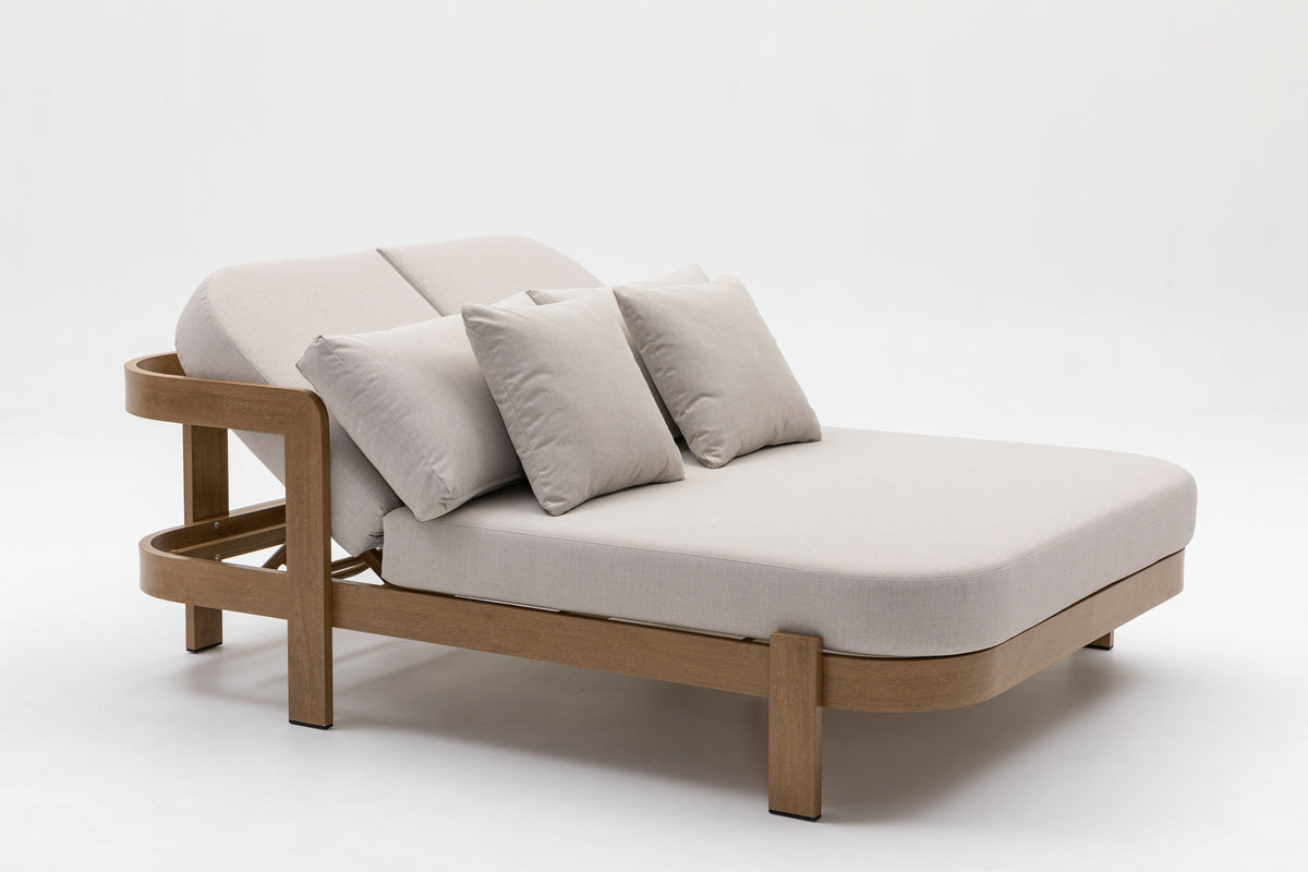 Dorian Daybed mit beigen Polstern und Zusatzkissen – schräge Vorderansicht