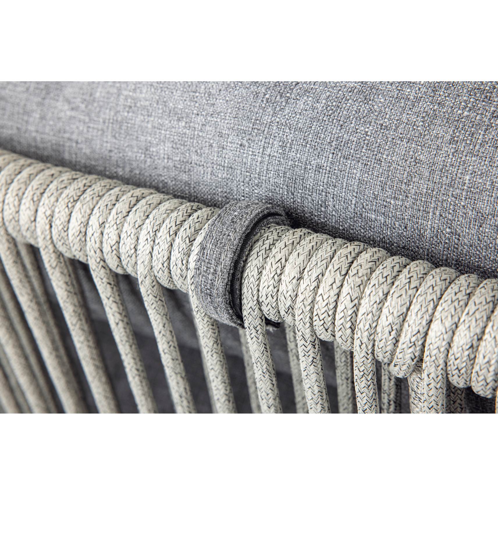Loungegruppe Honey mit 2-Sitzer-Bank, zwei Fauteuils, Outdoor-Kissen und Sinterstone-Couchtisch in Grau oder Ivory