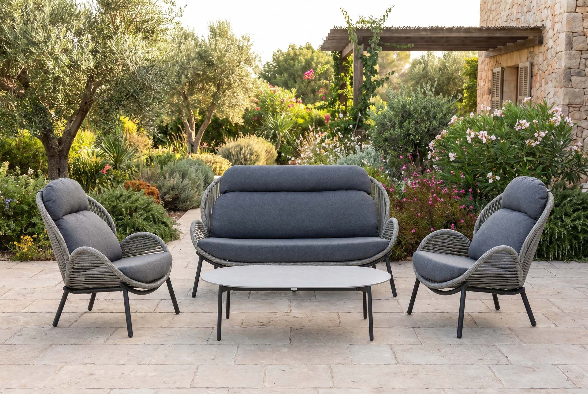Loungegruppe Honey mit 2-Sitzer-Bank, zwei Fauteuils, Outdoor-Kissen und Sinterstone-Couchtisch in Grau oder Ivory