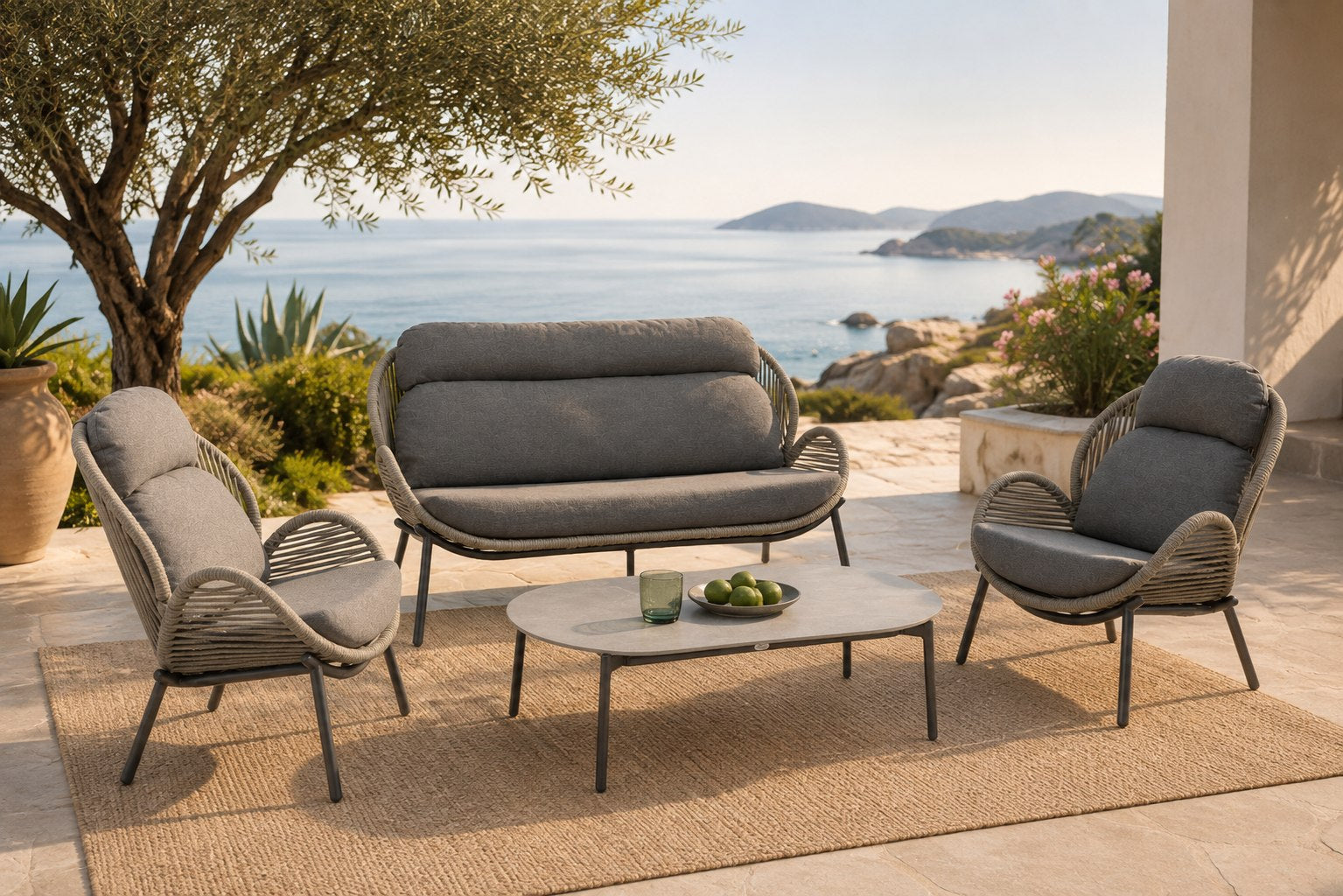 Loungegruppe Honey mit 2-Sitzer-Bank, zwei Fauteuils, Outdoor-Kissen und Sinterstone-Couchtisch in Grau oder Ivory