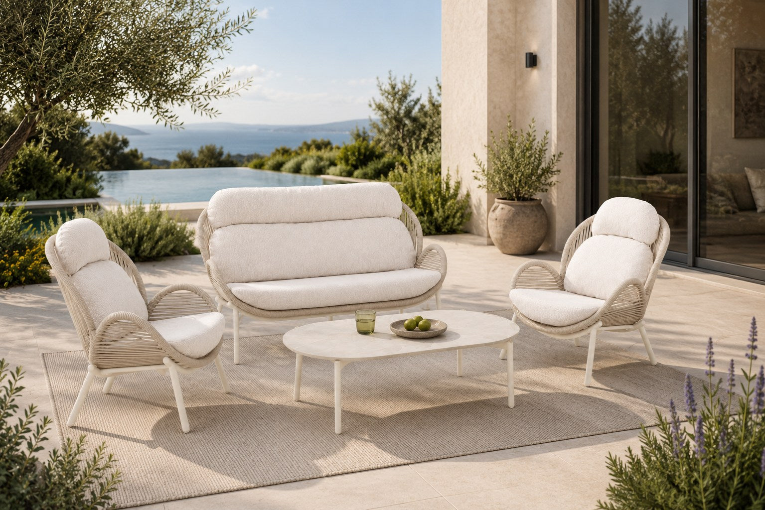 Loungegruppe Honey mit 2-Sitzer-Bank, zwei Fauteuils, Outdoor-Kissen und Sinterstone-Couchtisch in Grau oder Ivory
