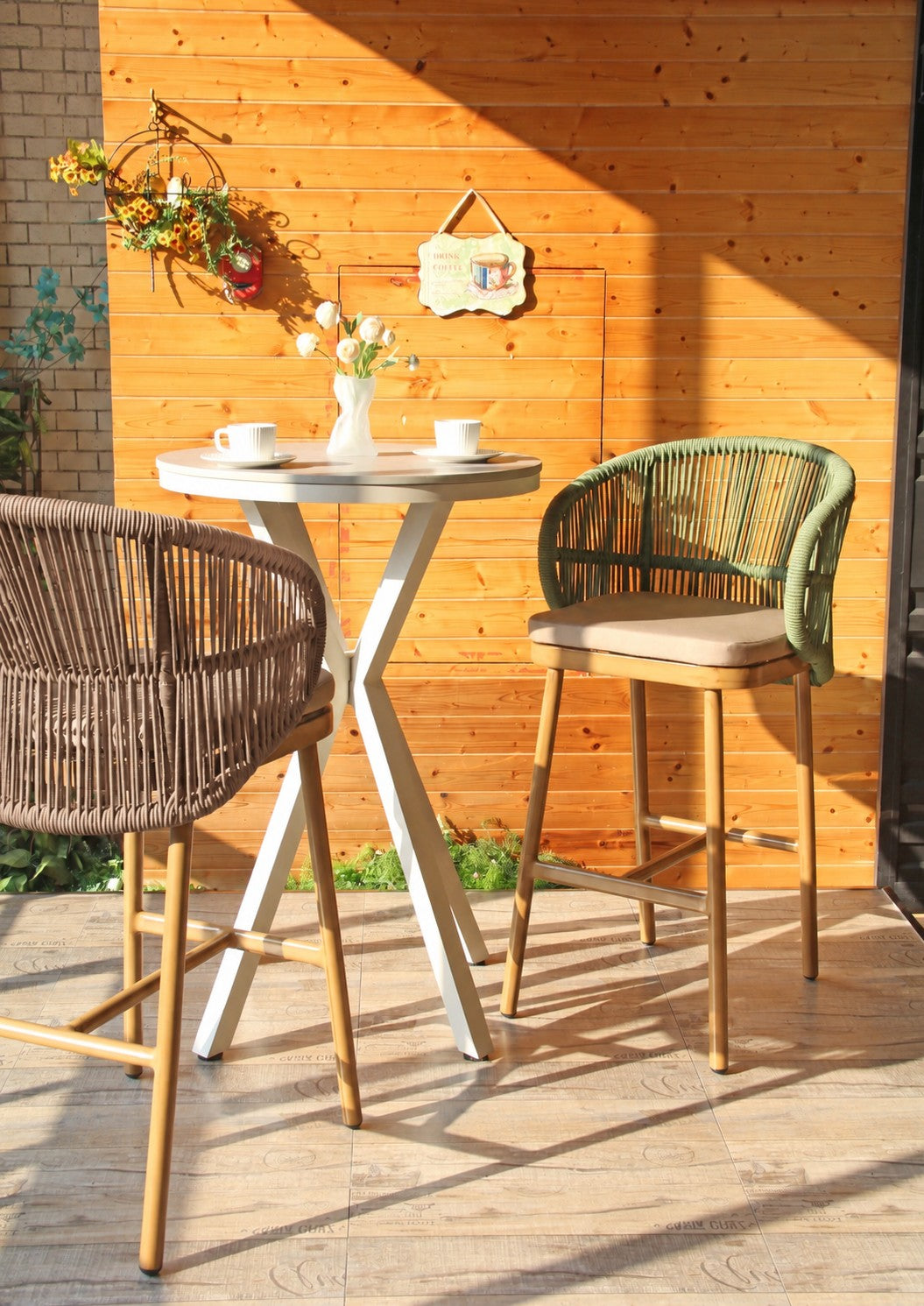 Jasmin Barhocker mit Outdoor-Bartisch – Ambiente 2