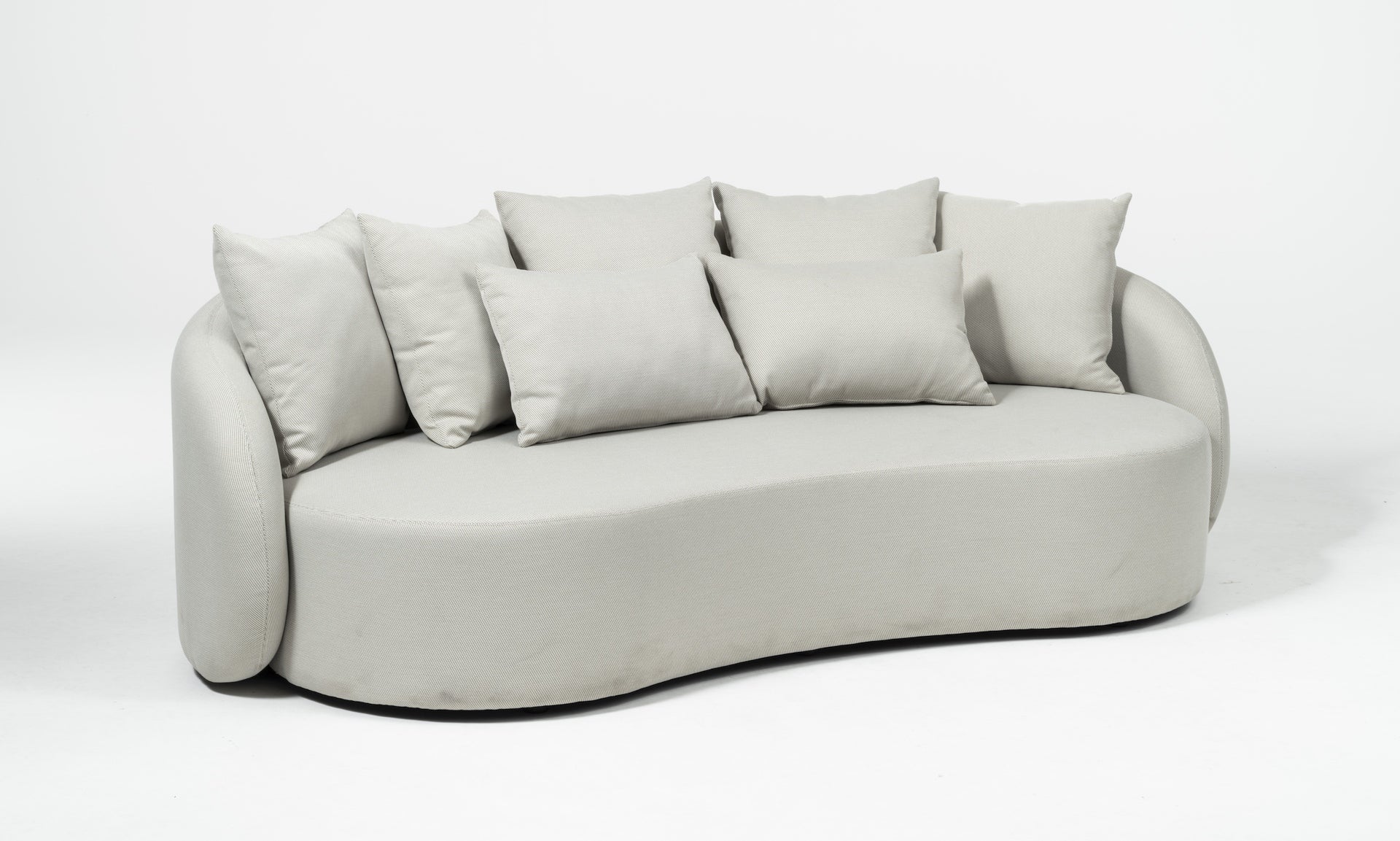 Modernes Letizia Garten-Sofa in Creme mit wasserabweisendem Axroma-Stoff und zahlreichen Rückenkissen, arrangiert auf einer Holzterrasse mit einem eleganten weißen Beistelltisch, präsentiert als ideale Ergänzung für stilvolles Outdoor-Entspannen.