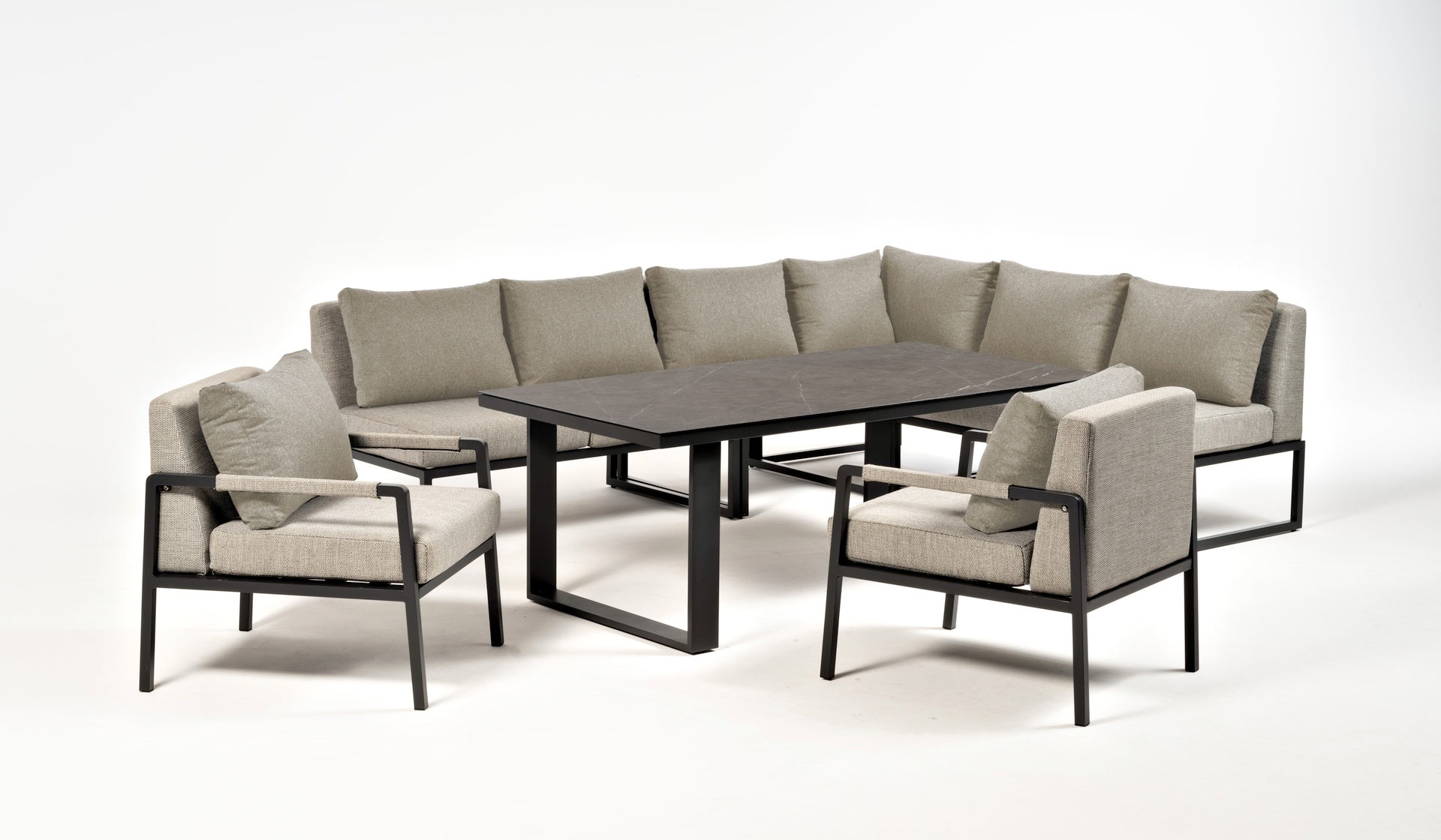 Eckbankgruppe Lucienne mit flexibler Aufstellung, Sinterstone-Tischplatte und 100 % witterungsbeständigem Stoff. Modern, komfortabel und stilvoll